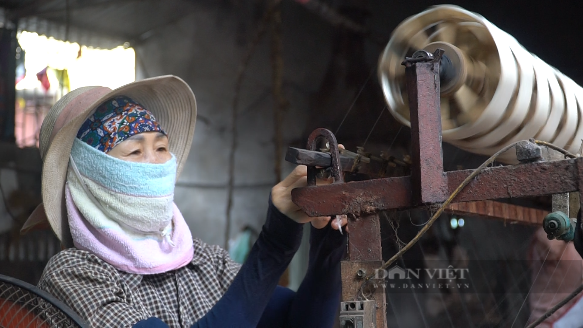 Thợ ươm tơ phải đeo khẩu trang, quấn khăn kín mít để tránh nóng khi làm việc. Ảnh: Trung Hiếu