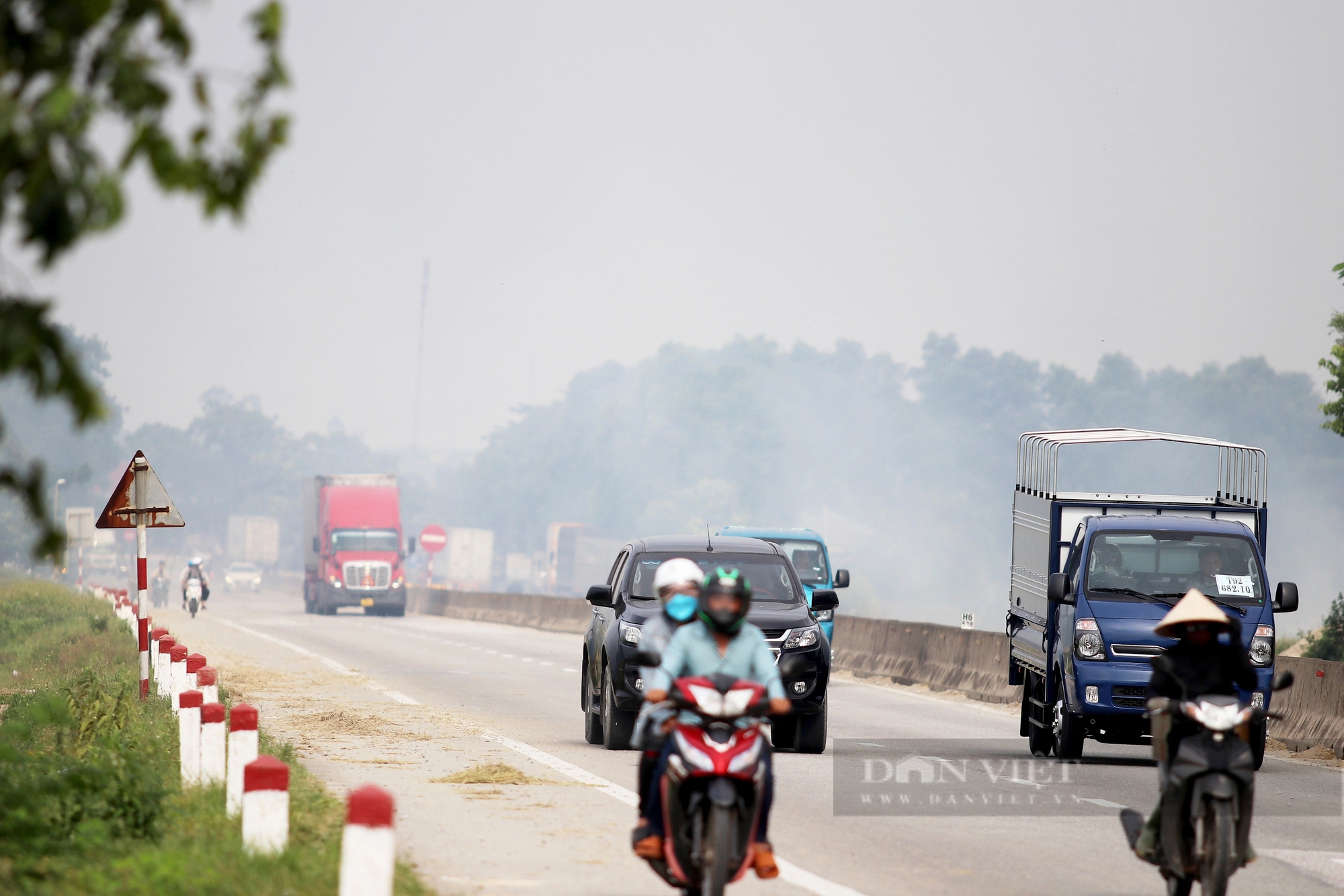 Đốt rơm rạ ven QL1A đoạn qua Hà Tĩnh, khói um tùm, thói xấu đến mùa lại "xuất đầu lộ diện"?- Ảnh 8.