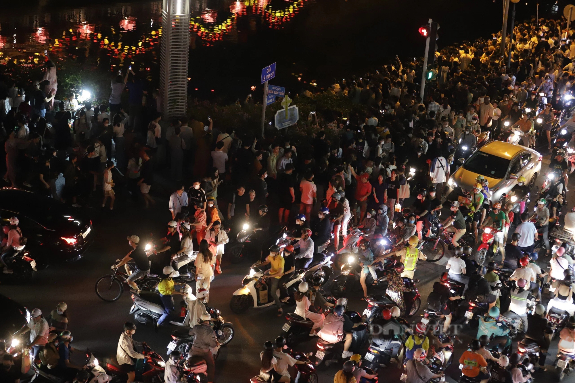 Lung linh ánh đèn hoa đăng trên kênh Nhiêu Lộc - Thị Nghè mừng lễ Phật đản- Ảnh 2.