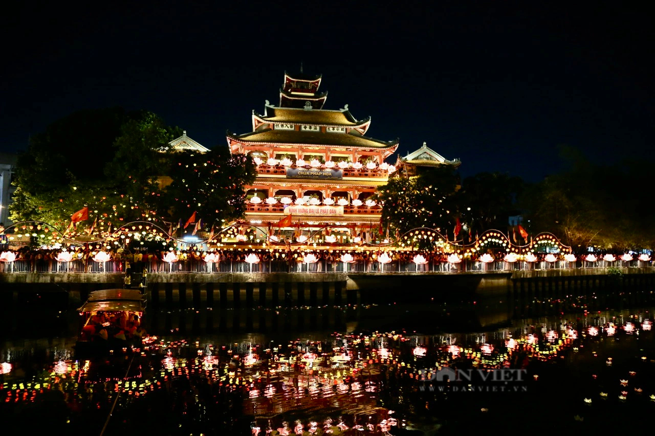 Lung linh ánh đèn hoa đăng trên kênh Nhiêu Lộc - Thị Nghè mừng lễ Phật đản- Ảnh 3.