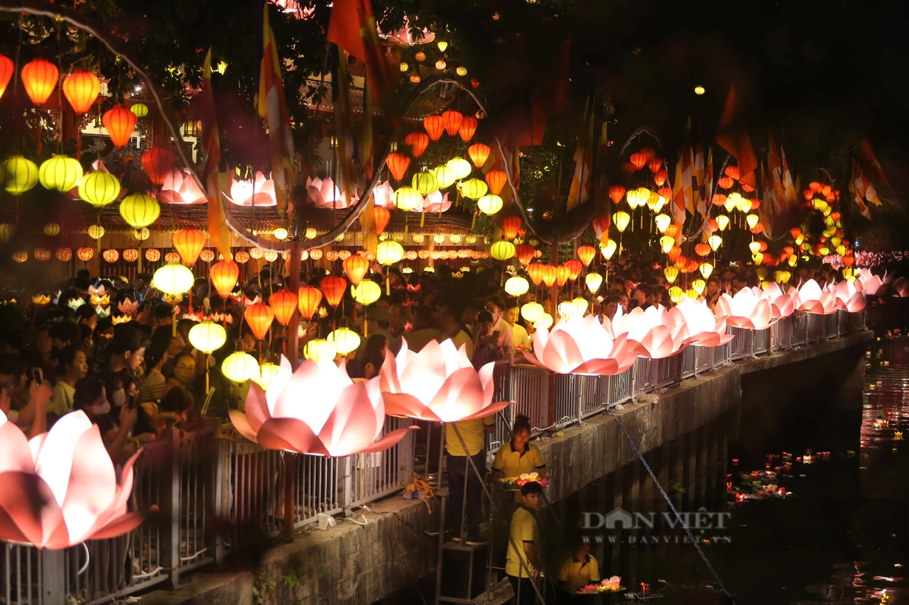 Lung linh ánh đèn hoa đăng trên kênh Nhiêu Lộc - Thị Nghè mừng lễ Phật đản- Ảnh 4.