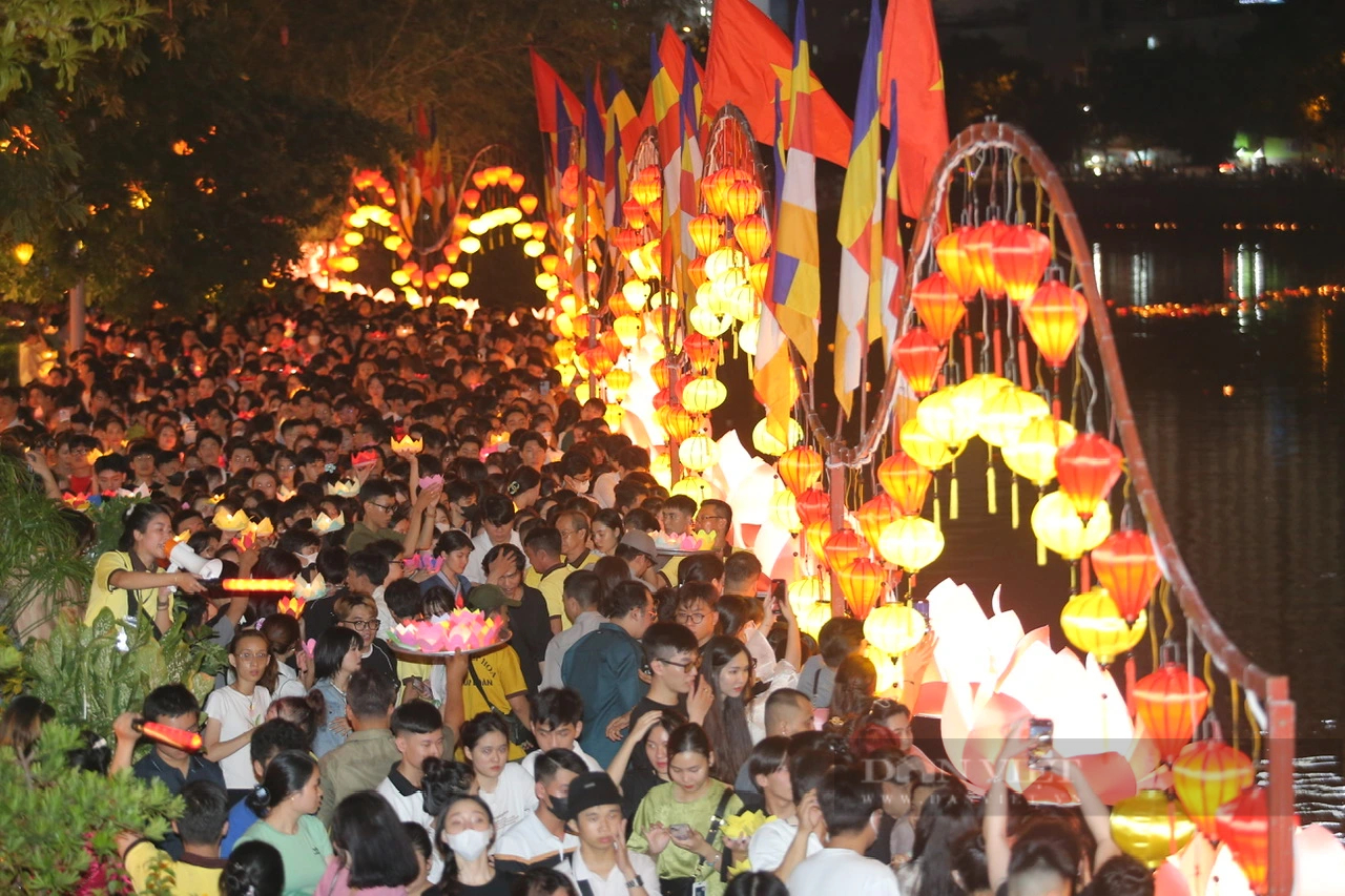 Lung linh ánh đèn hoa đăng trên kênh Nhiêu Lộc - Thị Nghè mừng lễ Phật đản- Ảnh 5.