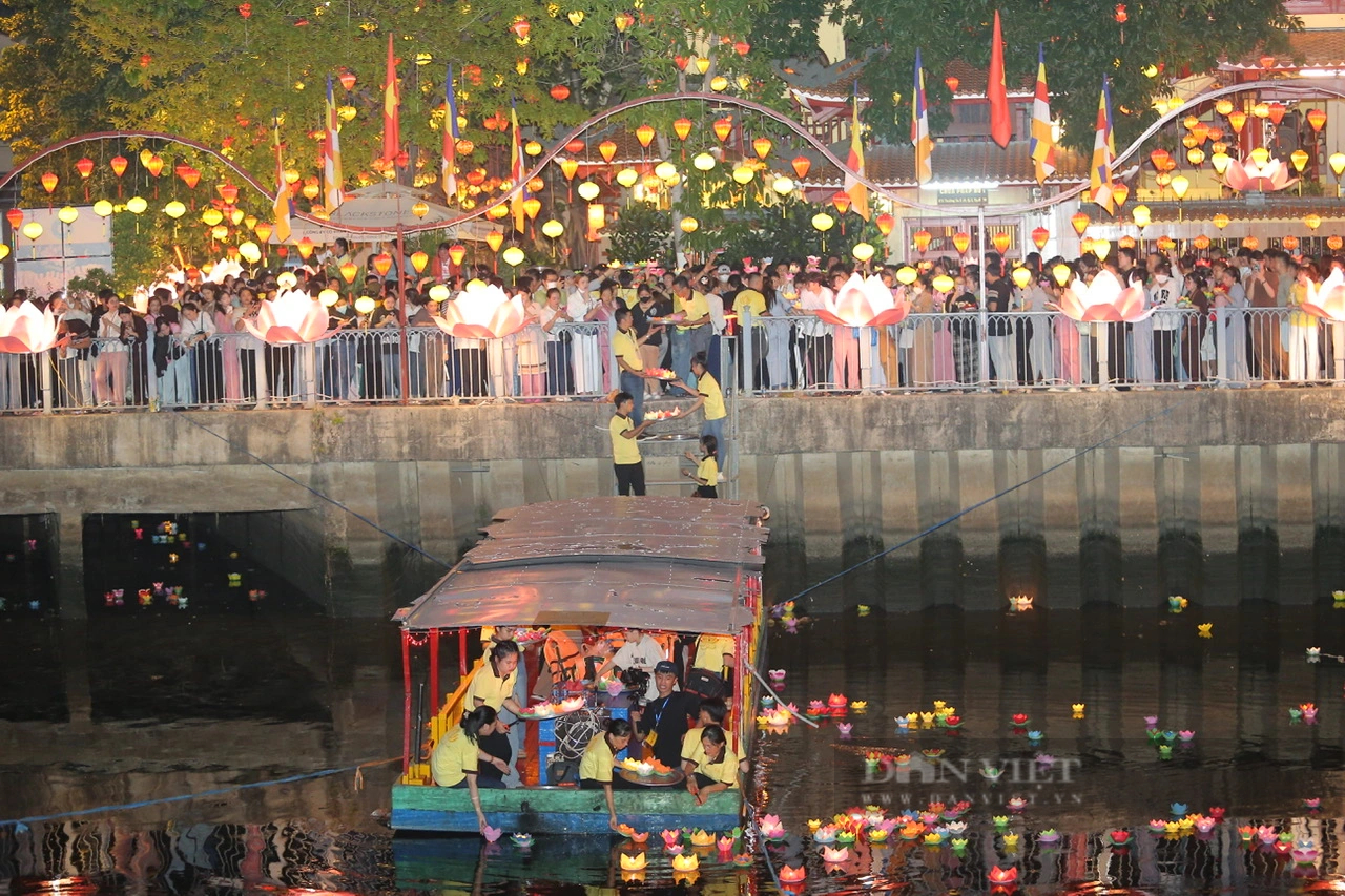 Lung linh ánh đèn hoa đăng trên kênh Nhiêu Lộc - Thị Nghè mừng lễ Phật đản- Ảnh 6.