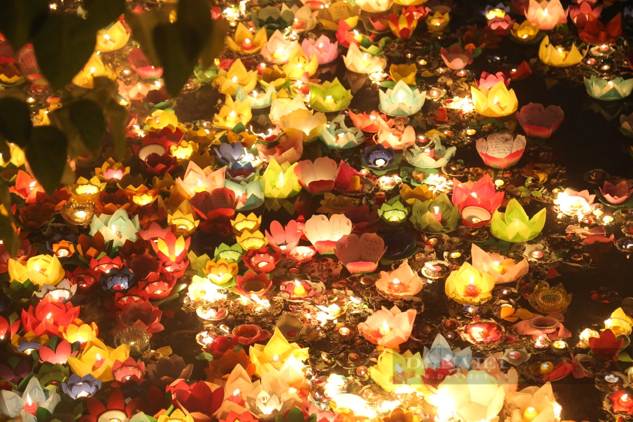 Lung linh ánh đèn hoa đăng trên kênh Nhiêu Lộc - Thị Nghè mừng lễ Phật đản- Ảnh 8.