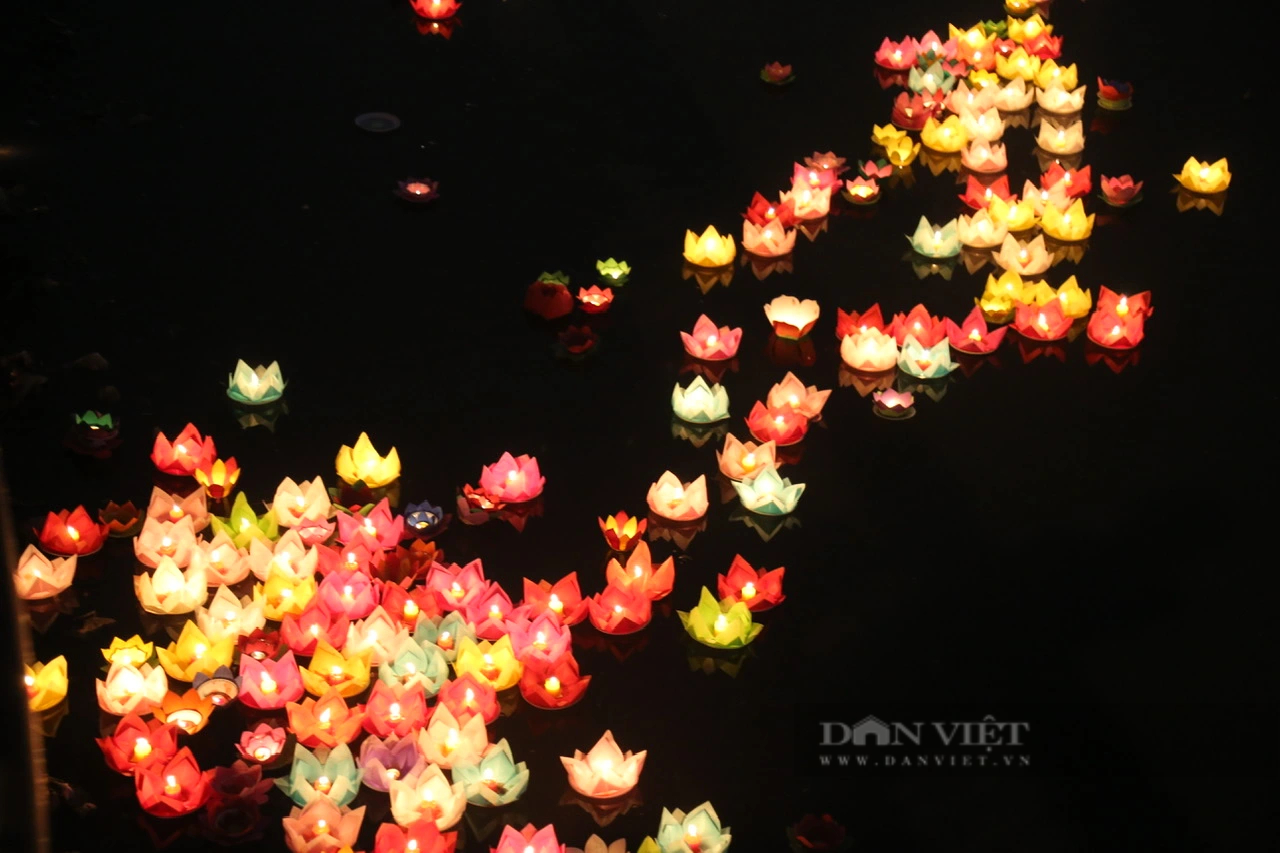 Lung linh ánh đèn hoa đăng trên kênh Nhiêu Lộc - Thị Nghè mừng lễ Phật đản- Ảnh 9.