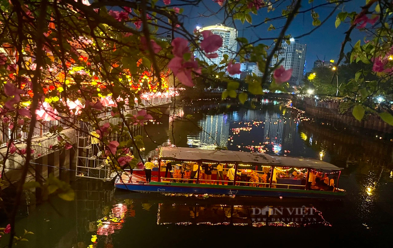 Lung linh ánh đèn hoa đăng trên kênh Nhiêu Lộc - Thị Nghè mừng lễ Phật đản- Ảnh 10.