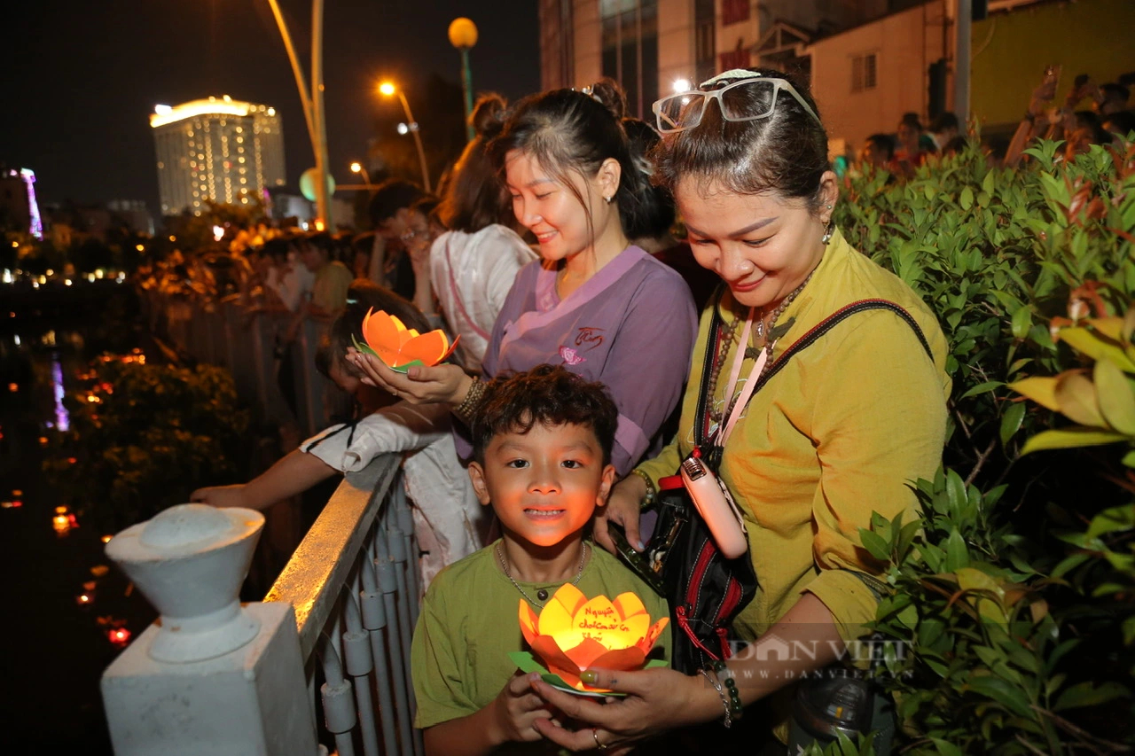 Lung linh ánh đèn hoa đăng trên kênh Nhiêu Lộc - Thị Nghè mừng lễ Phật đản- Ảnh 12.
