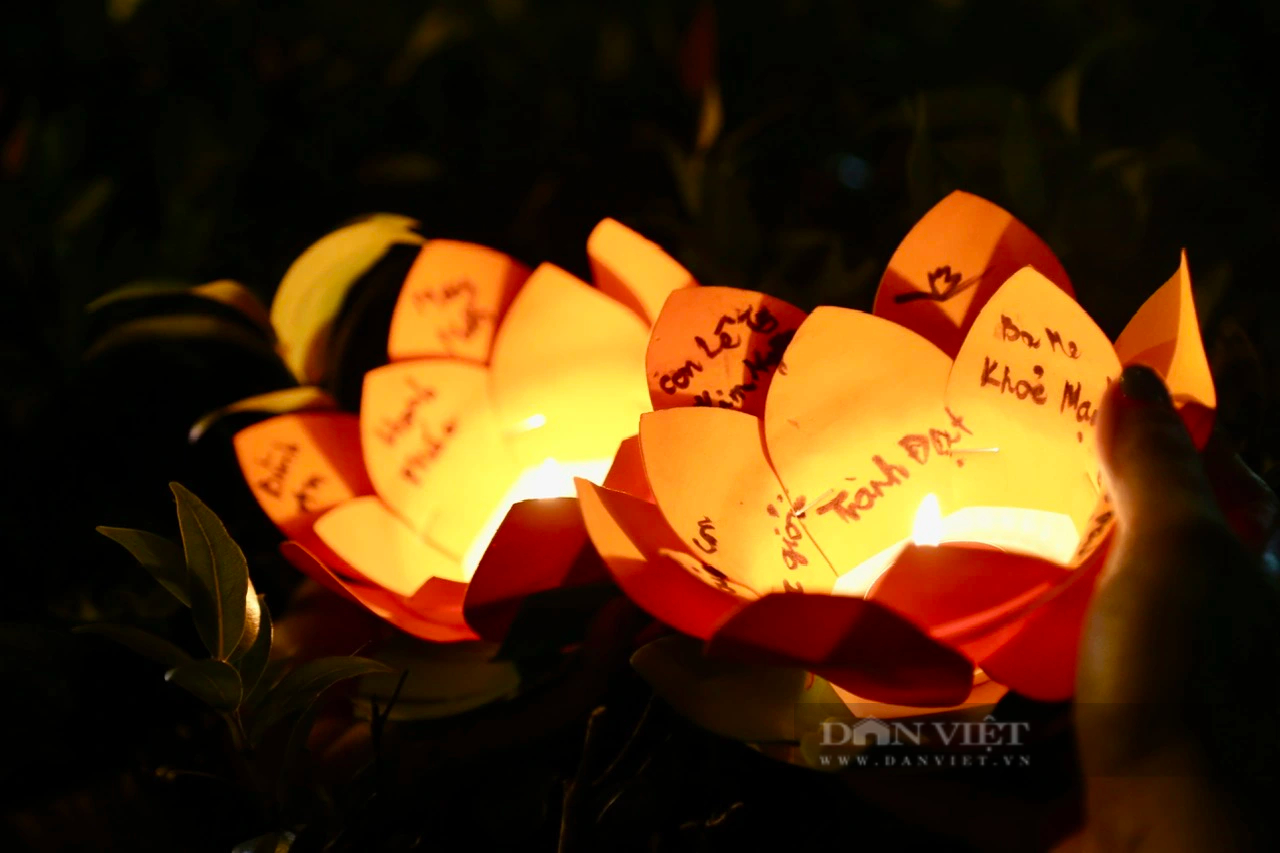 Lung linh ánh đèn hoa đăng trên kênh Nhiêu Lộc - Thị Nghè mừng lễ Phật đản- Ảnh 13.