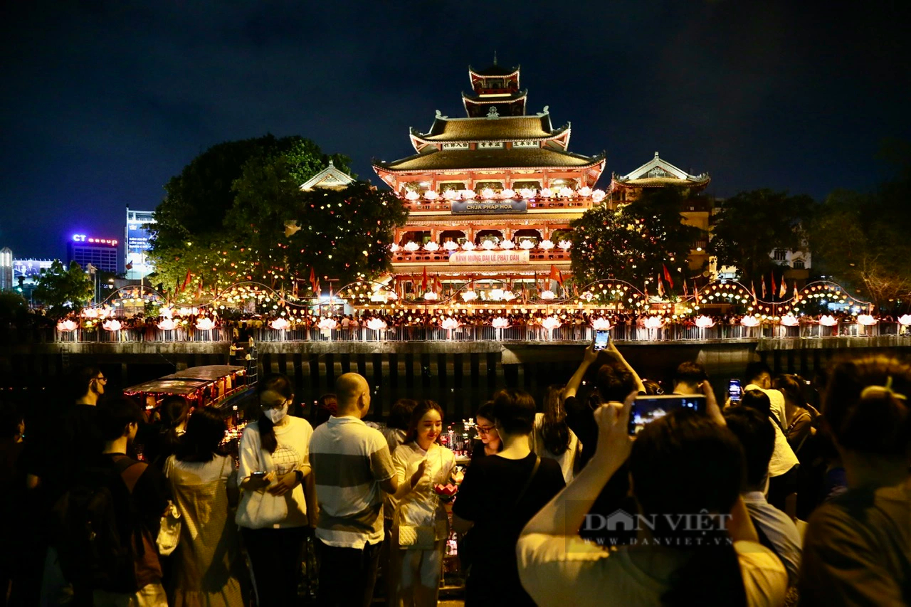 Lung linh ánh đèn hoa đăng trên kênh Nhiêu Lộc - Thị Nghè mừng lễ Phật đản- Ảnh 15.