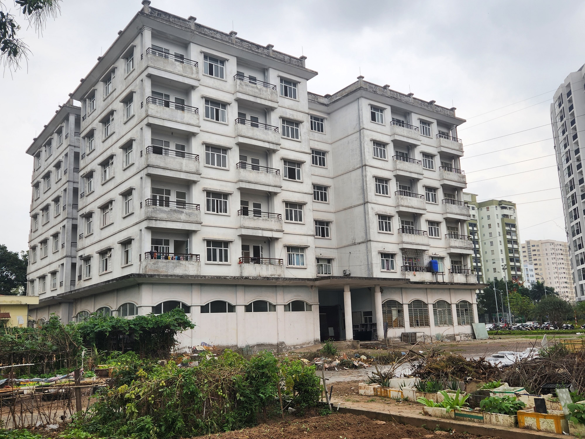 Khoảng 18.000 căn hộ tái định cư bỏ hoang tại Hà Nội và TP. HCM, làm gì để tránh lãng phí?- Ảnh 1.