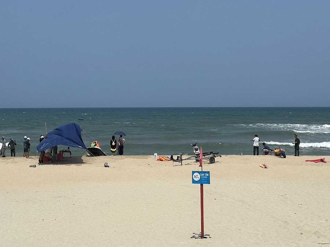 Tắm biển ở khu vực nguy hiểm tại Đà Nẵng, 2 người tử vong, 1 người mất tích- Ảnh 1.