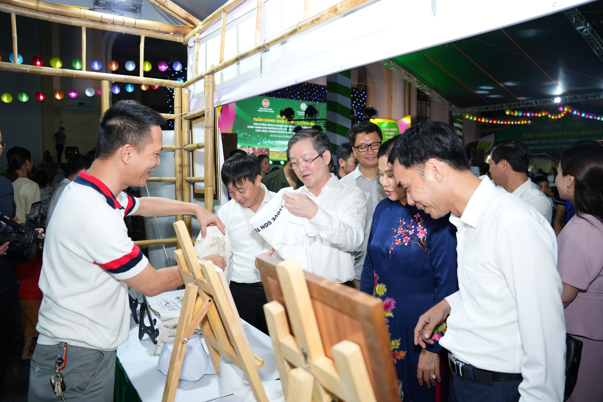 Chủ tịch Hội Nông dân Việt Nam Lương Quốc Đoàn dự lễ khai mạc Tuần hàng quảng bá, giới thiệu nông sản chất lượng cao- Ảnh 3.