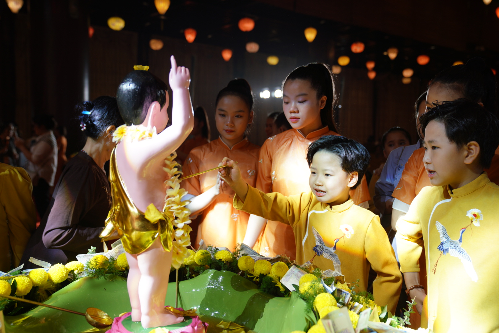 Nghi thức tắm Phật truyền thống trong Đại lễ Phật đản ở chùa Tam Chúc - Ảnh 7.