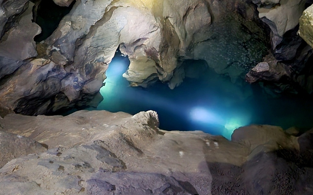 Phát lộ cái hang lạ trong lòng một ngọn núi ở Thanh Hóa, có dòng suối ngầm, la liệt nhũ đá hình thù kỳ dị- Ảnh 1.