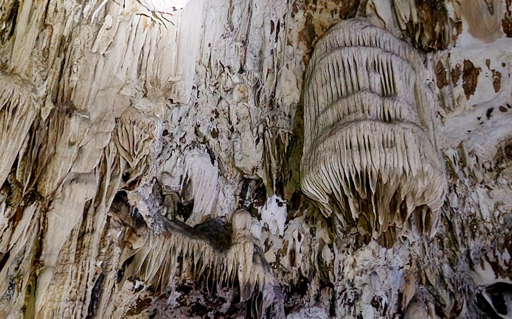 Phát lộ cái hang lạ trong lòng một ngọn núi ở Thanh Hóa, có dòng suối ngầm, la liệt nhũ đá hình thù kỳ dị- Ảnh 2.