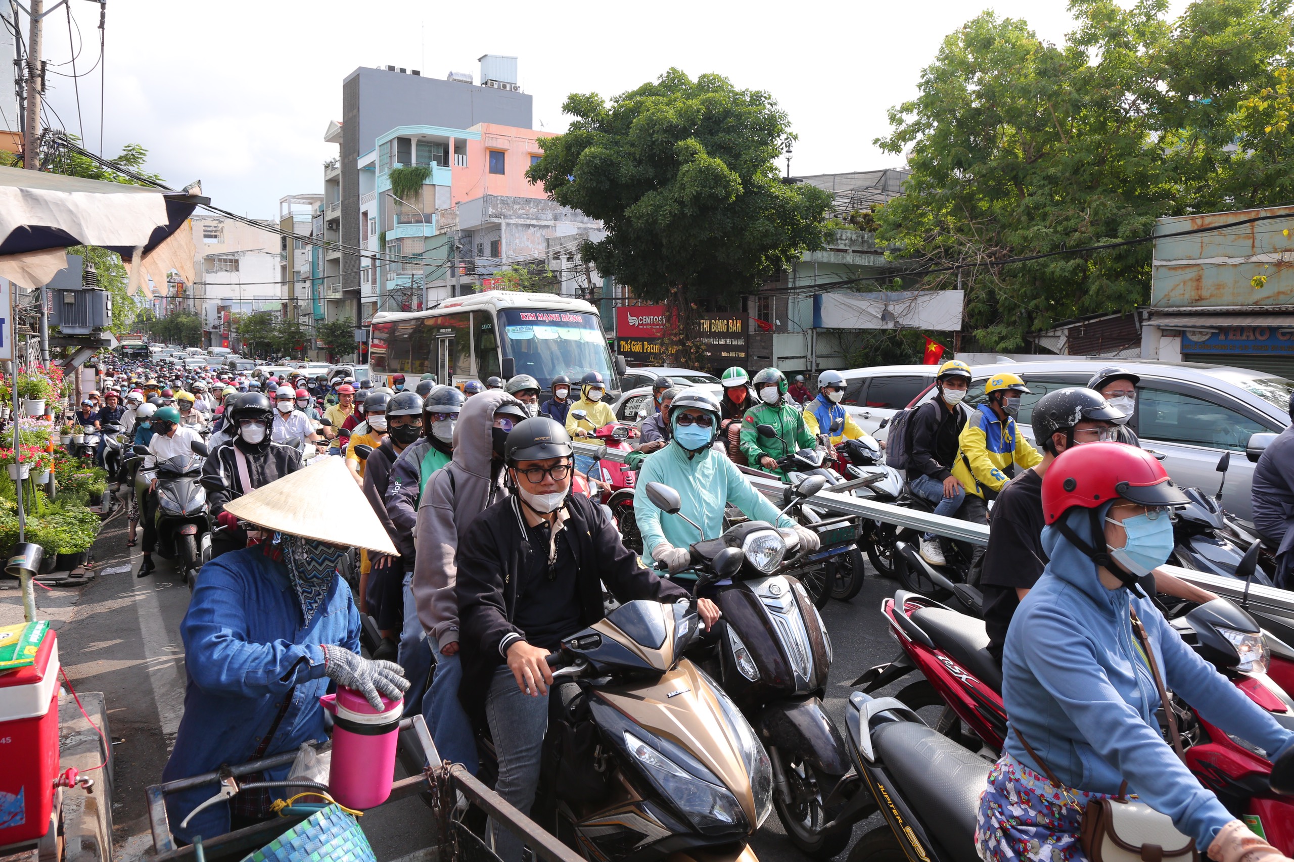 Người dân TP.HCM bơ phờ giữa "ma trận" kẹt xe trong ngày đầu đi làm sau kỳ nghỉ lễ- Ảnh 3.