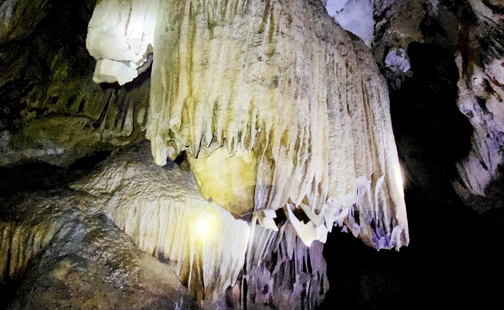 Phát lộ cái hang lạ trong lòng một ngọn núi ở Thanh Hóa, có dòng suối ngầm, la liệt nhũ đá hình thù kỳ dị- Ảnh 3.