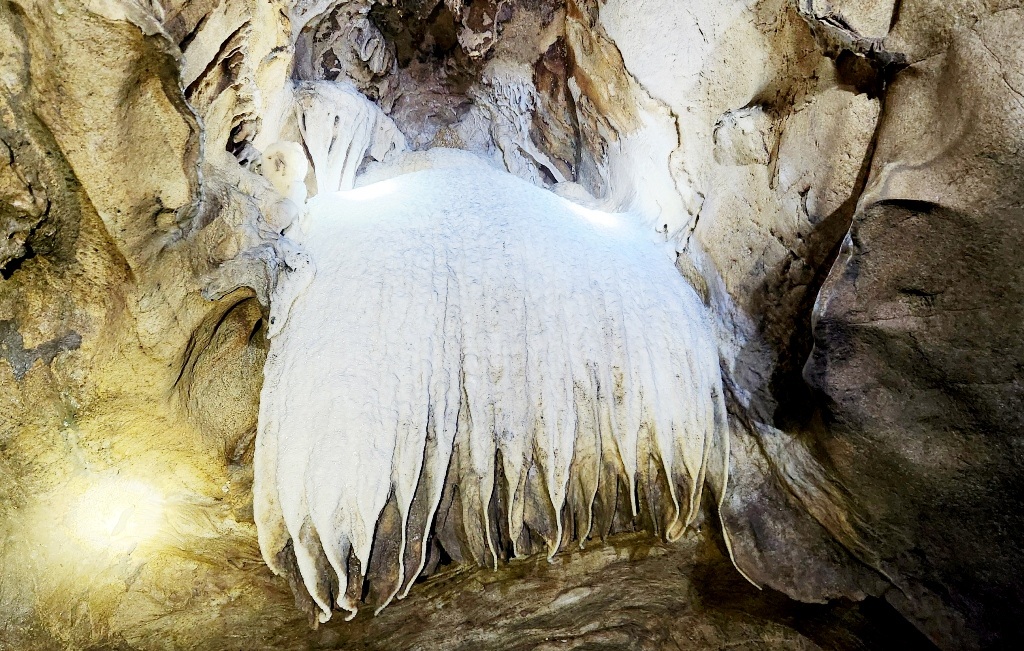 Phát lộ cái hang lạ trong lòng một ngọn núi ở Thanh Hóa, có dòng suối ngầm, la liệt nhũ đá hình thù kỳ dị- Ảnh 4.