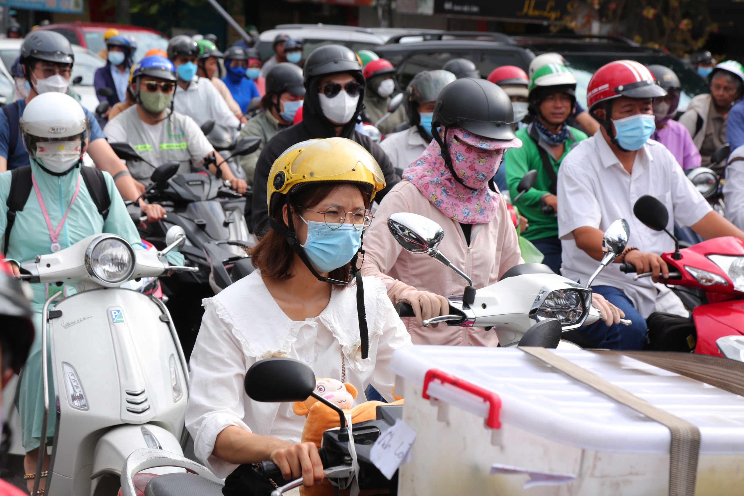 Người dân TP.HCM bơ phờ giữa "ma trận" kẹt xe trong ngày đầu đi làm sau kỳ nghỉ lễ- Ảnh 6.