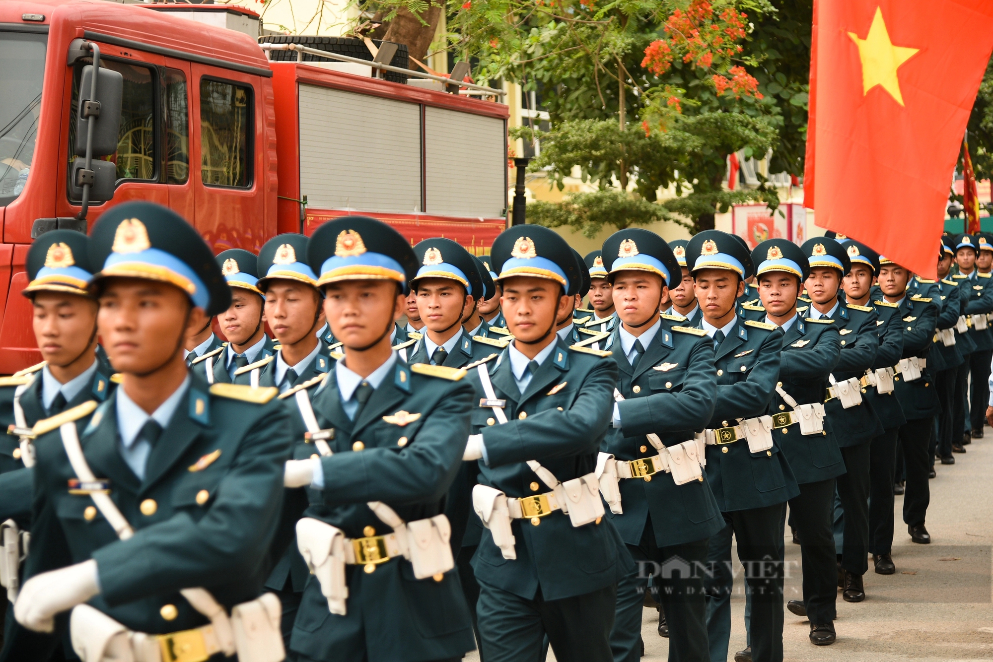 Người Điện Biên tiếp nước, hát cùng các chiến sĩ luyện tập diễu binh diễu hành trên đường phố- Ảnh 2.