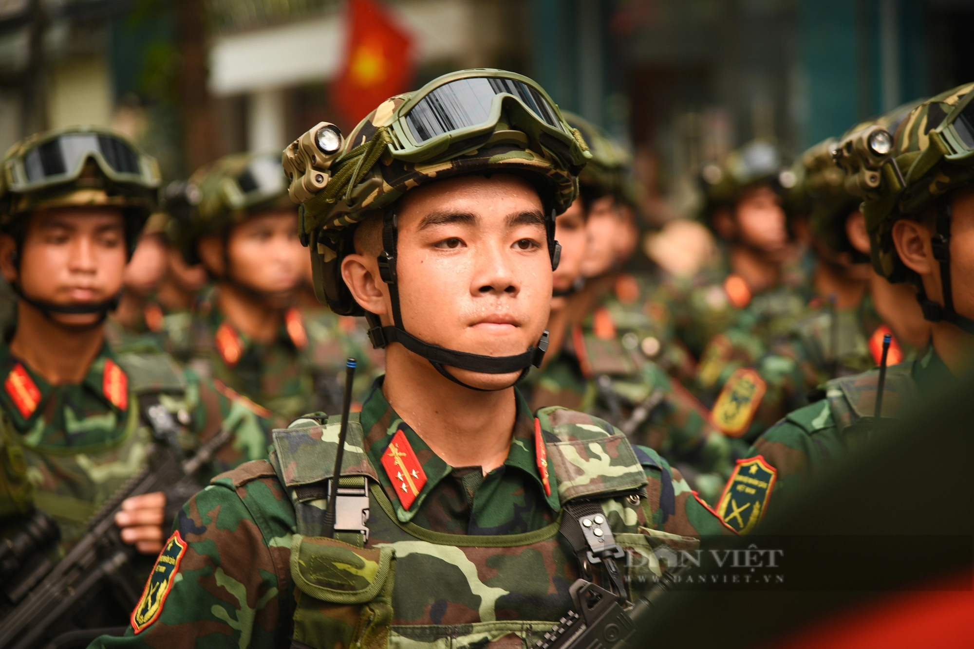Người Điện Biên tiếp nước, hát cùng các chiến sĩ luyện tập diễu binh diễu hành trên đường phố- Ảnh 4.