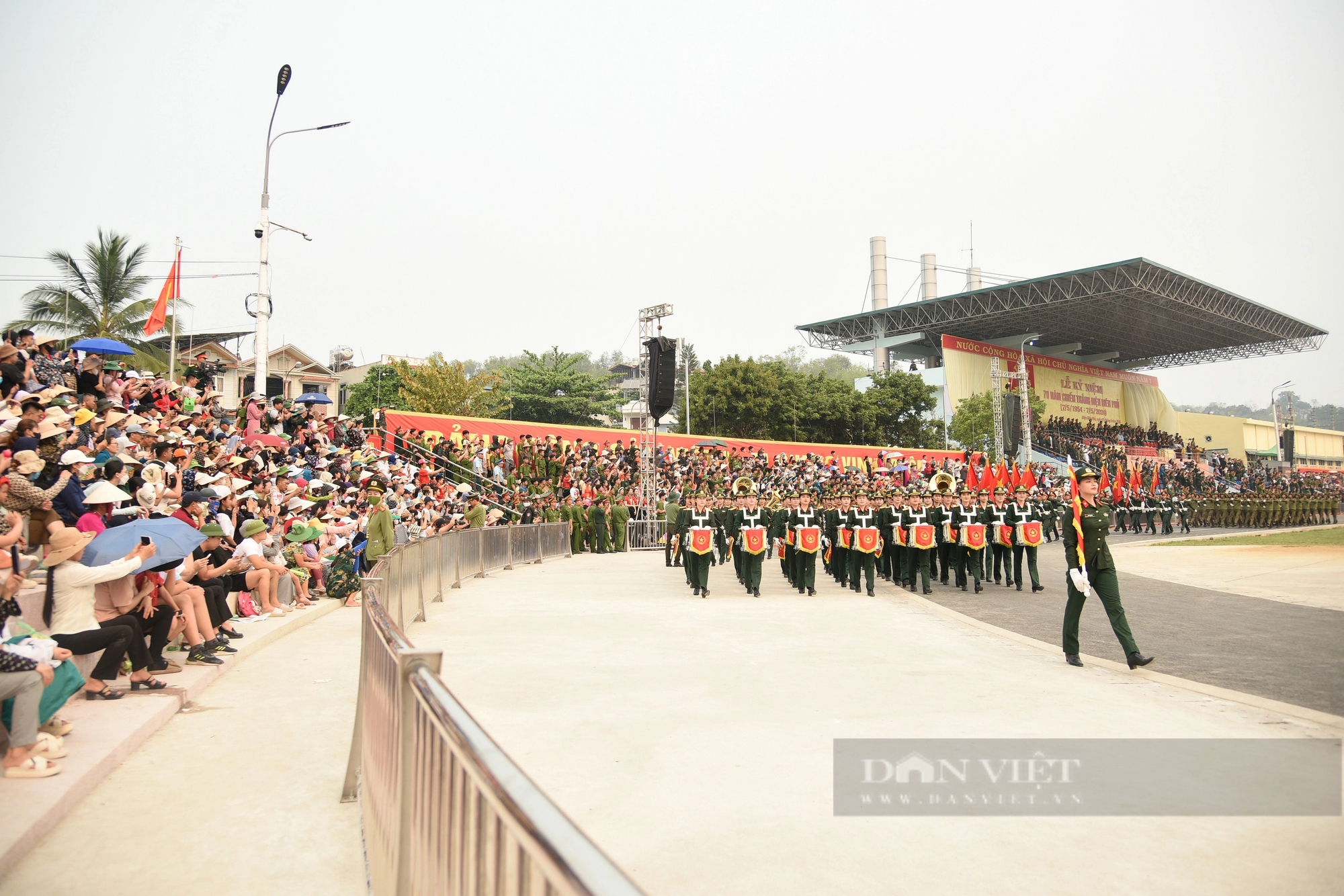 Người Điện Biên tiếp nước, hát cùng các chiến sĩ luyện tập diễu binh diễu hành trên đường phố- Ảnh 5.