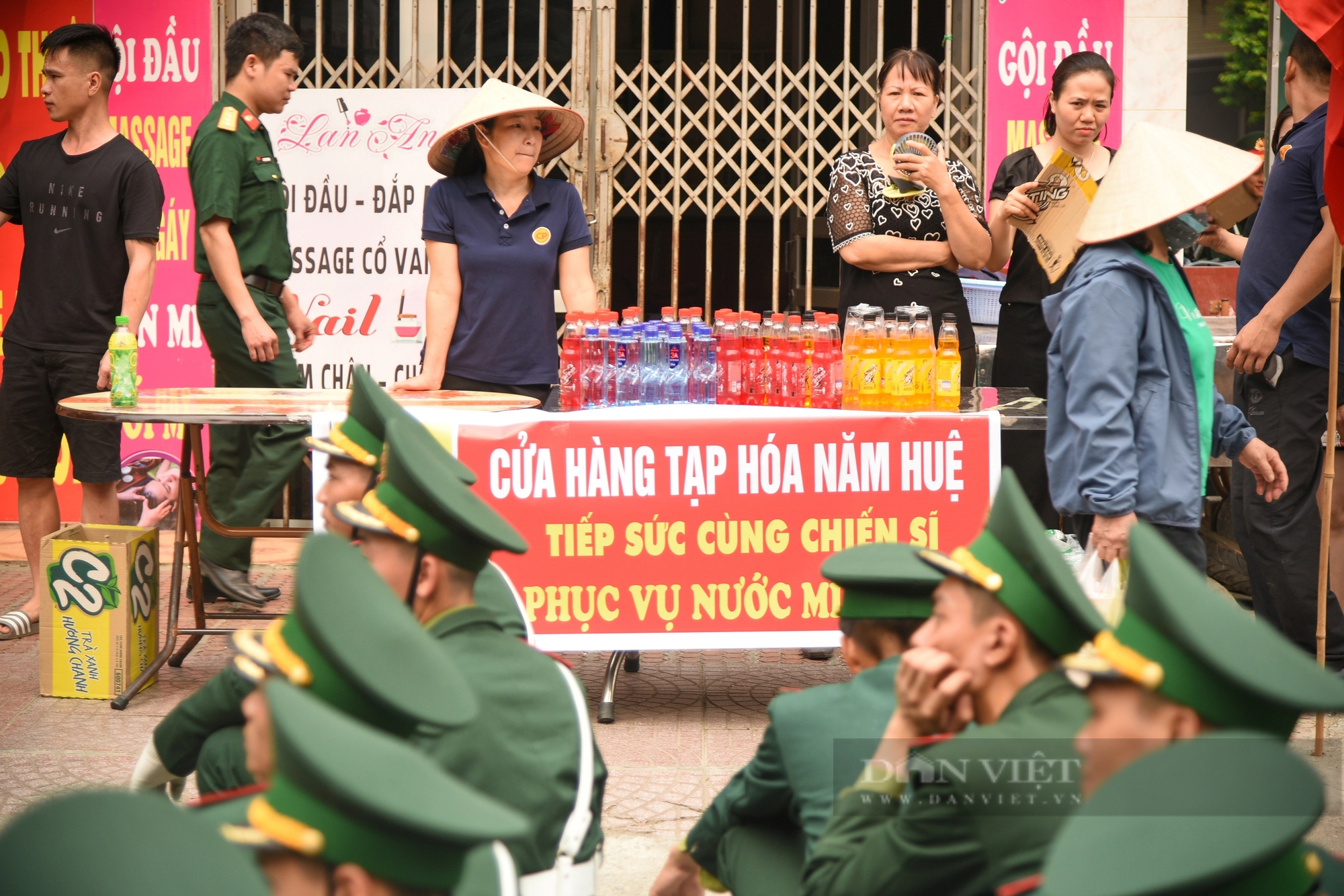 Người Điện Biên tiếp nước, hát cùng các chiến sĩ luyện tập diễu binh diễu hành trên đường phố- Ảnh 6.