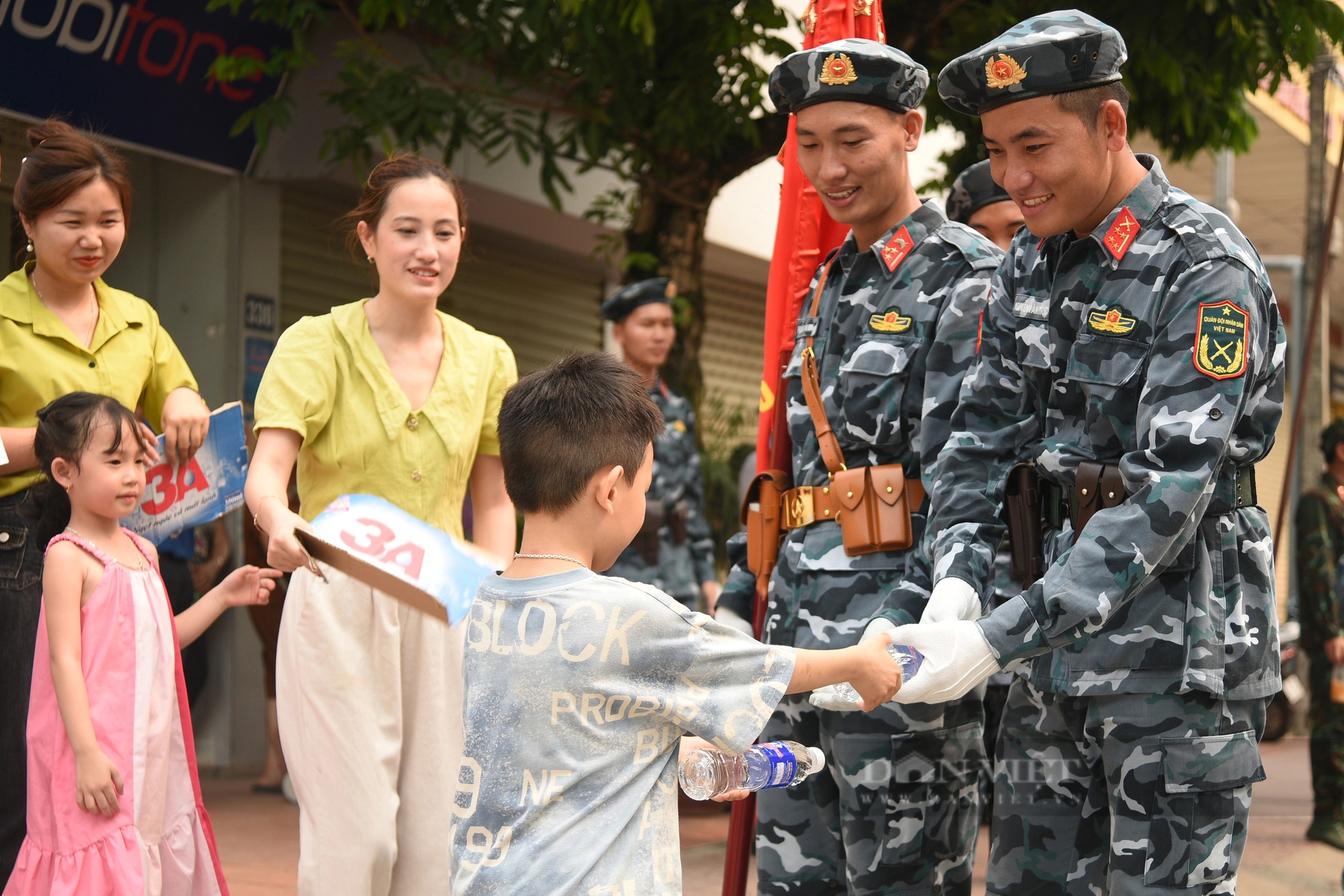 Người Điện Biên tiếp nước, hát cùng các chiến sĩ luyện tập diễu binh diễu hành trên đường phố- Ảnh 8.