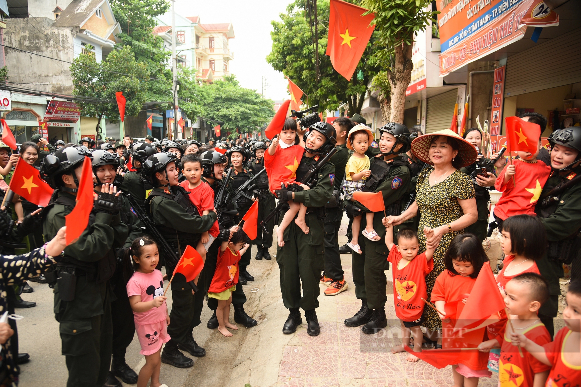 Người Điện Biên tiếp nước, hát cùng các chiến sĩ luyện tập diễu binh diễu hành trên đường phố- Ảnh 9.