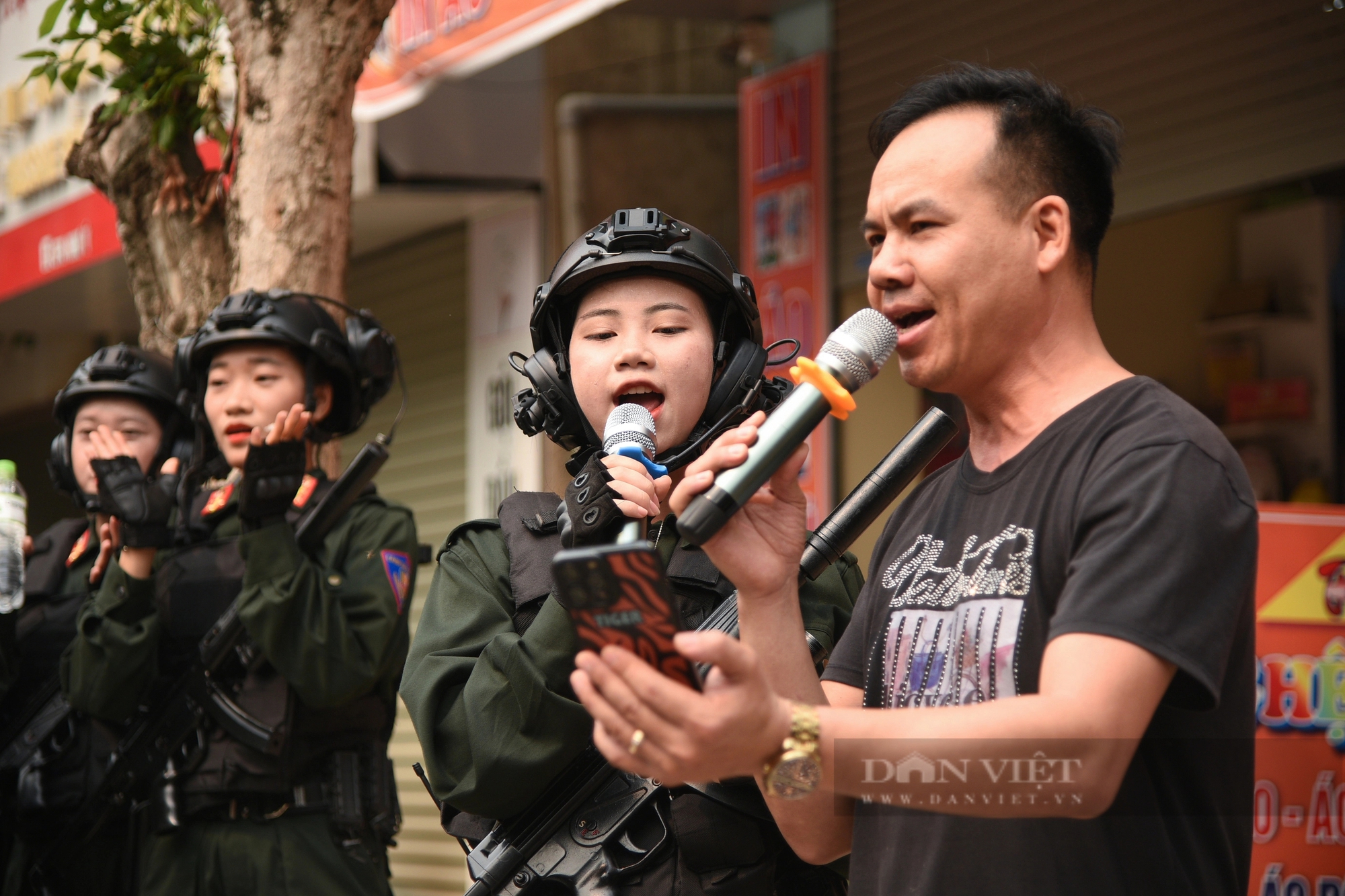 Người Điện Biên tiếp nước, hát cùng các chiến sĩ luyện tập diễu binh diễu hành trên đường phố- Ảnh 10.