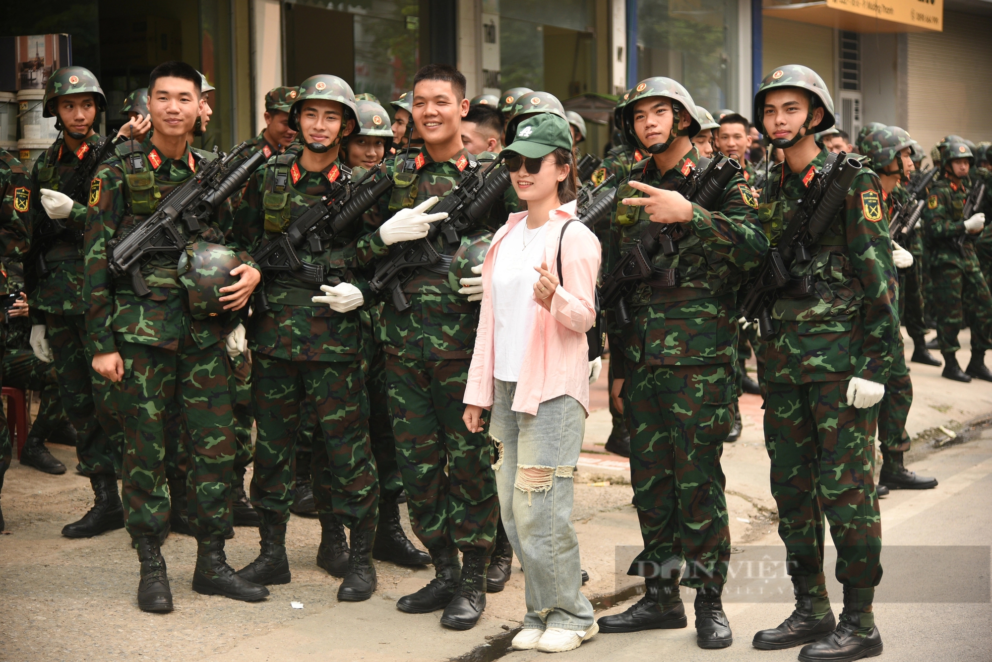 Người Điện Biên tiếp nước, hát cùng các chiến sĩ luyện tập diễu binh diễu hành trên đường phố- Ảnh 12.