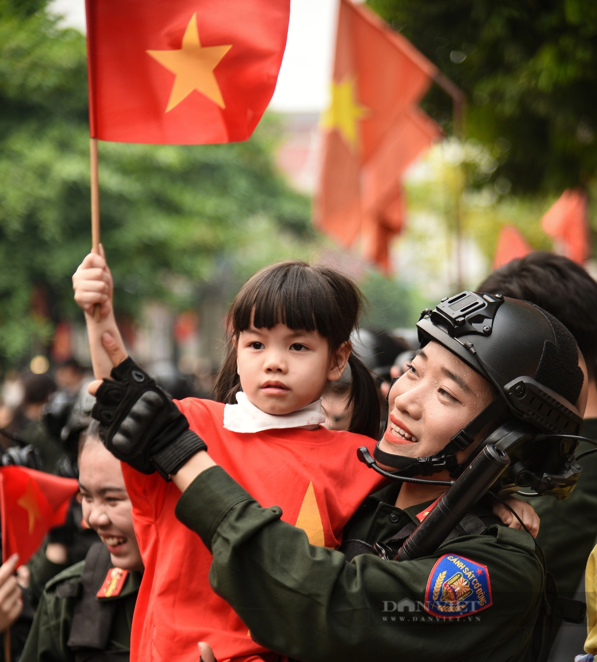 Người Điện Biên tiếp nước, hát cùng các chiến sĩ luyện tập diễu binh diễu hành trên đường phố- Ảnh 13.