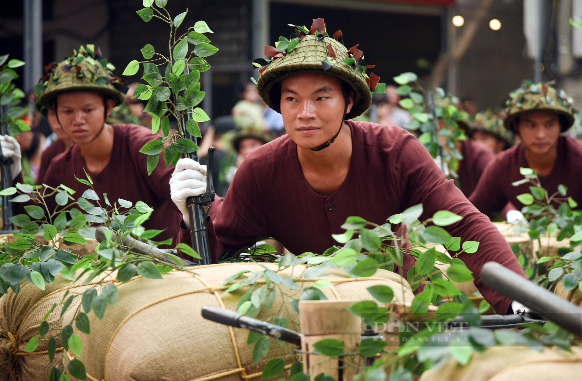 Người Điện Biên tiếp nước, hát cùng các chiến sĩ luyện tập diễu binh diễu hành trên đường phố- Ảnh 7.