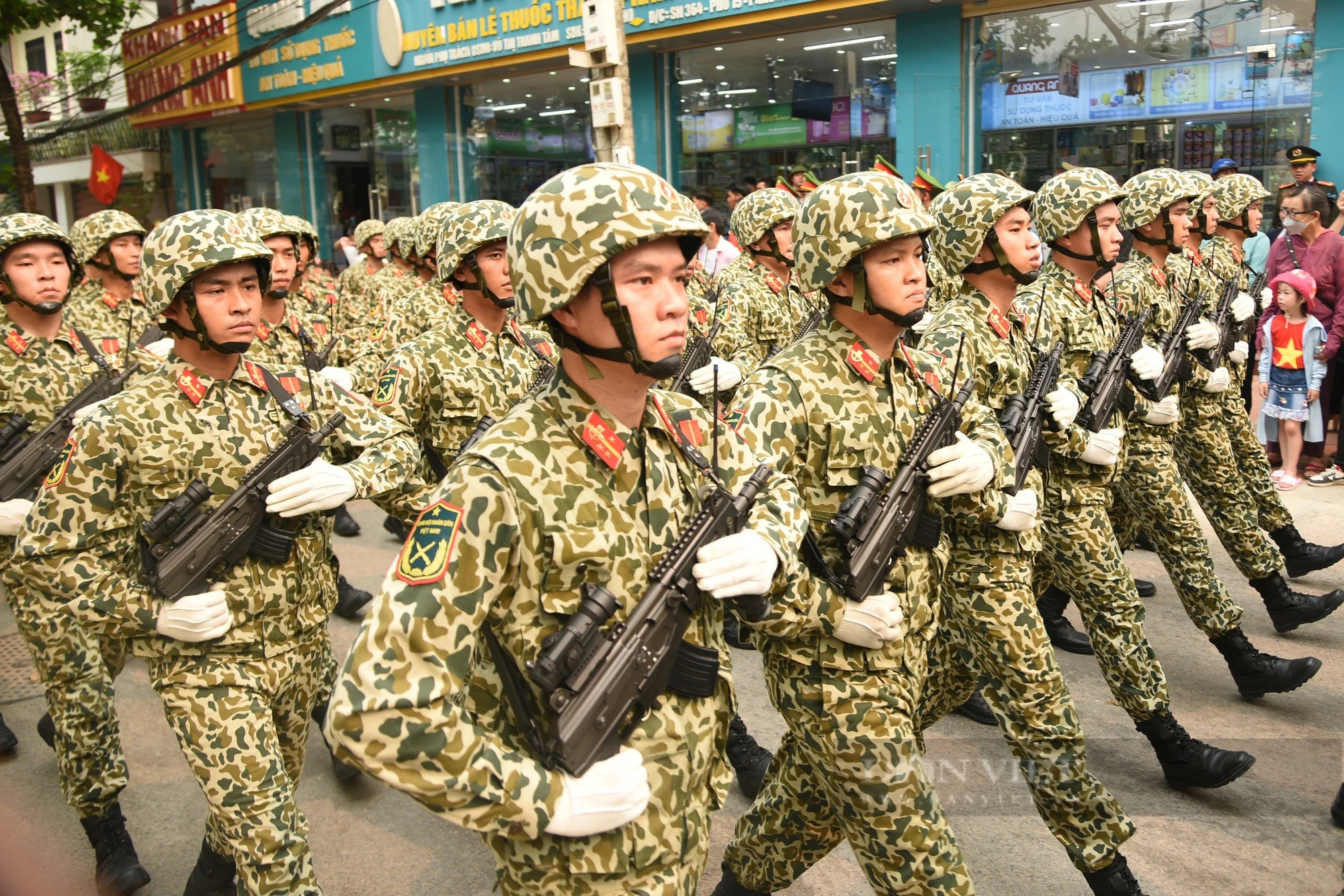 Người Điện Biên tiếp nước, hát cùng các chiến sĩ luyện tập diễu binh diễu hành trên đường phố- Ảnh 14.