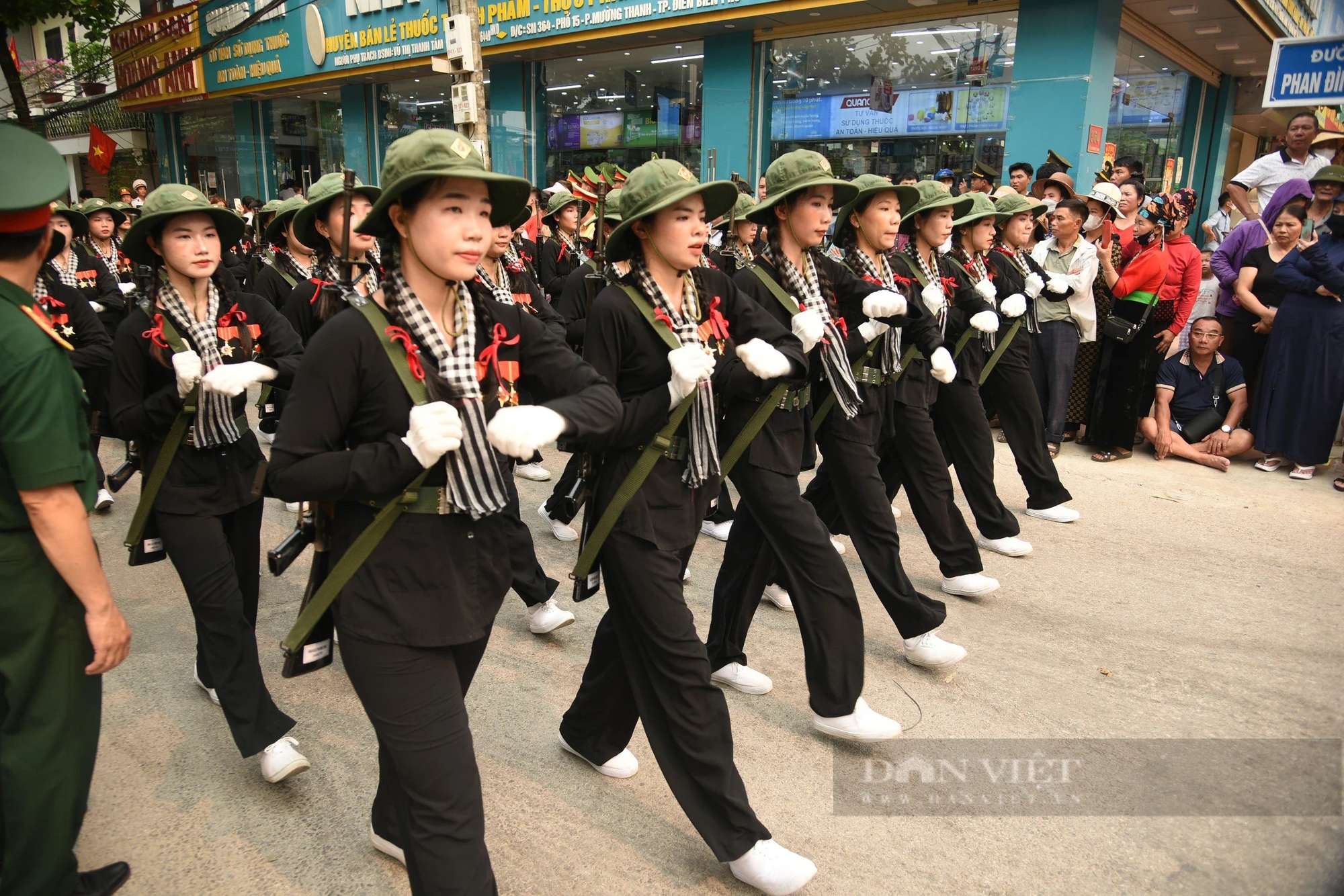 Người Điện Biên tiếp nước, hát cùng các chiến sĩ luyện tập diễu binh diễu hành trên đường phố- Ảnh 17.