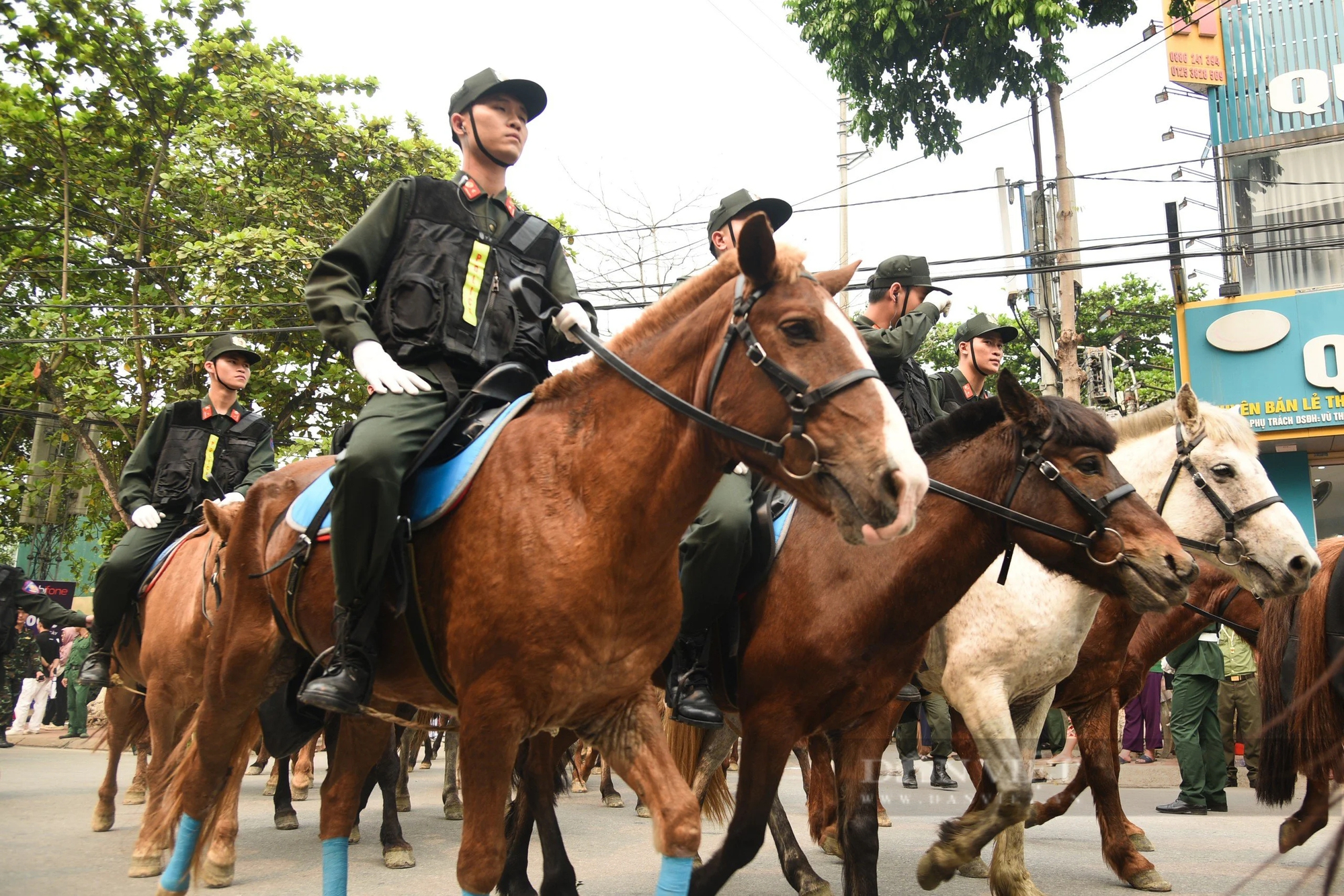 Người Điện Biên tiếp nước, hát cùng các chiến sĩ luyện tập diễu binh diễu hành trên đường phố- Ảnh 16.