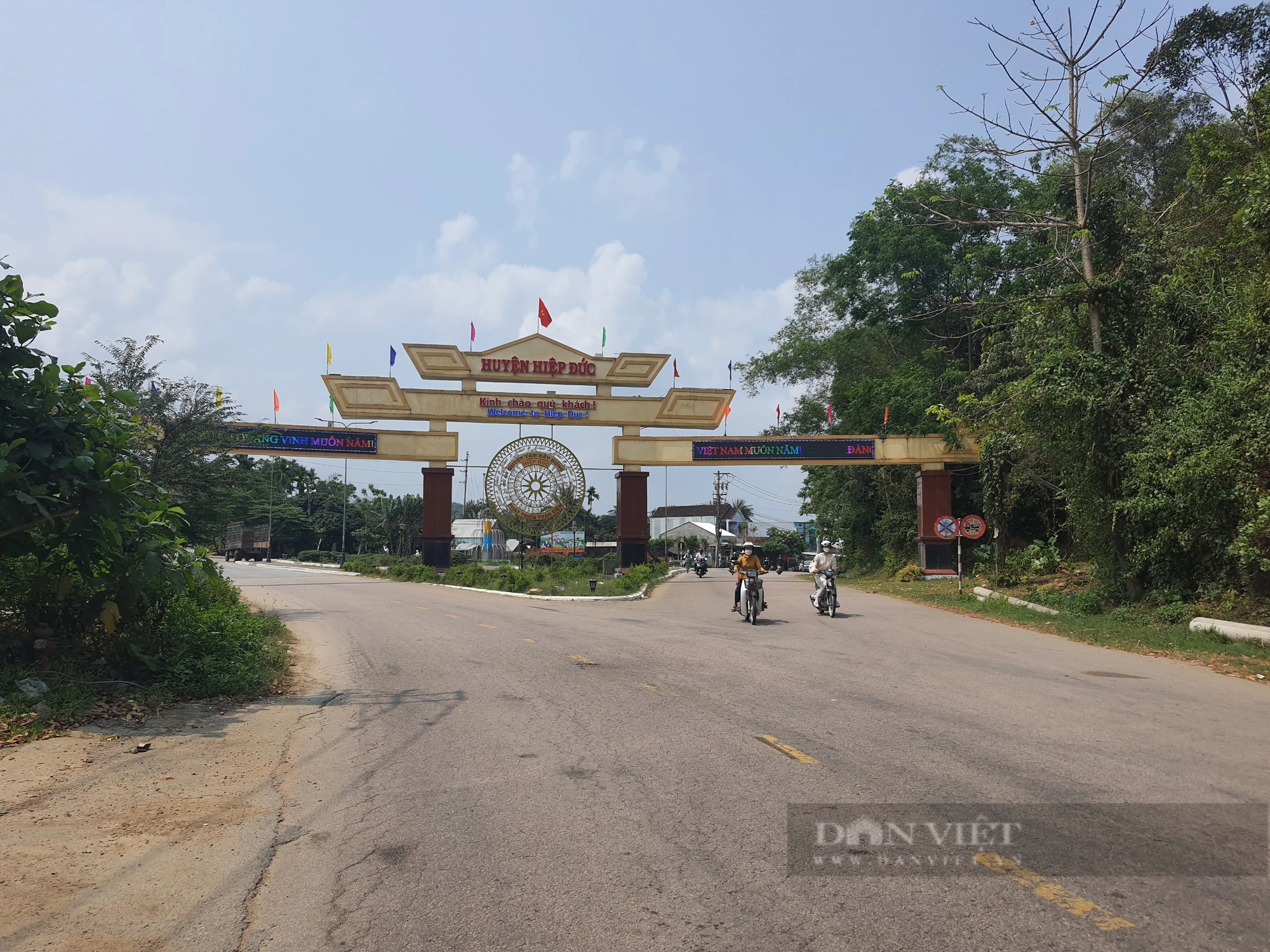 Đường giao thông đang giúp một huyện miền núi của Quảng Nam rút ngắn khoảng cách với đồng bằng- Ảnh 1.
