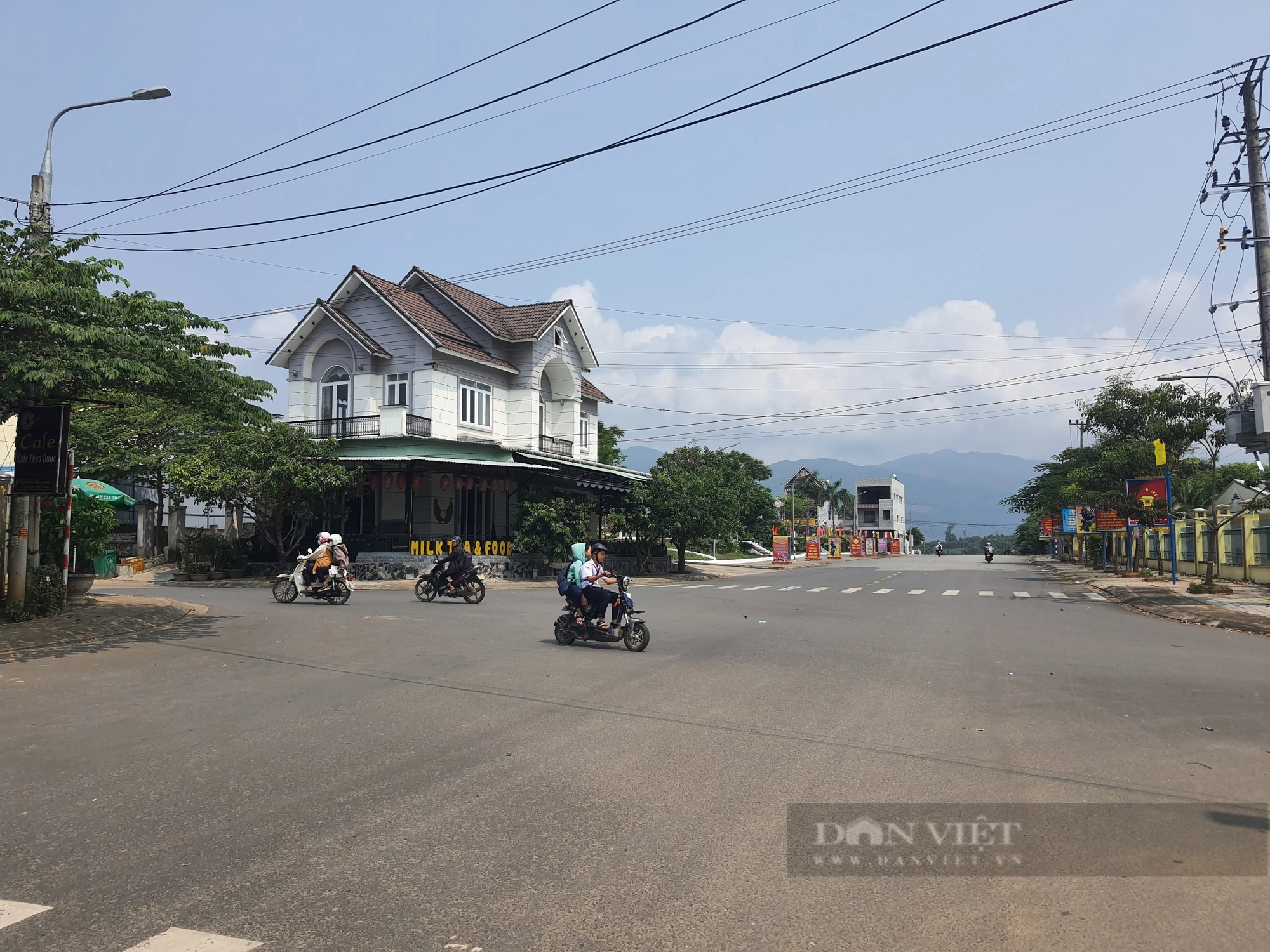 Đường giao thông đang giúp một huyện miền núi của Quảng Nam rút ngắn khoảng cách với đồng bằng- Ảnh 3.