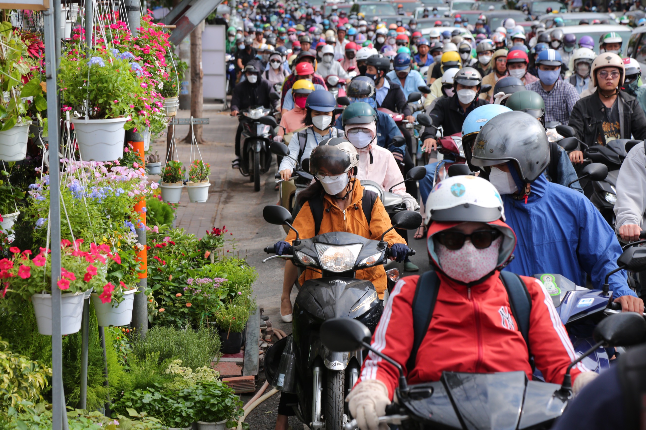 Người dân TP.HCM bơ phờ giữa "ma trận" kẹt xe trong ngày đầu đi làm sau kỳ nghỉ lễ- Ảnh 13.