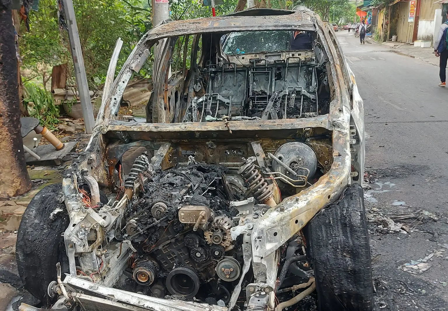 Ô tô BMW bốc cháy ngùn ngụt giữa trưa ở Hà Nội - Ảnh 1.