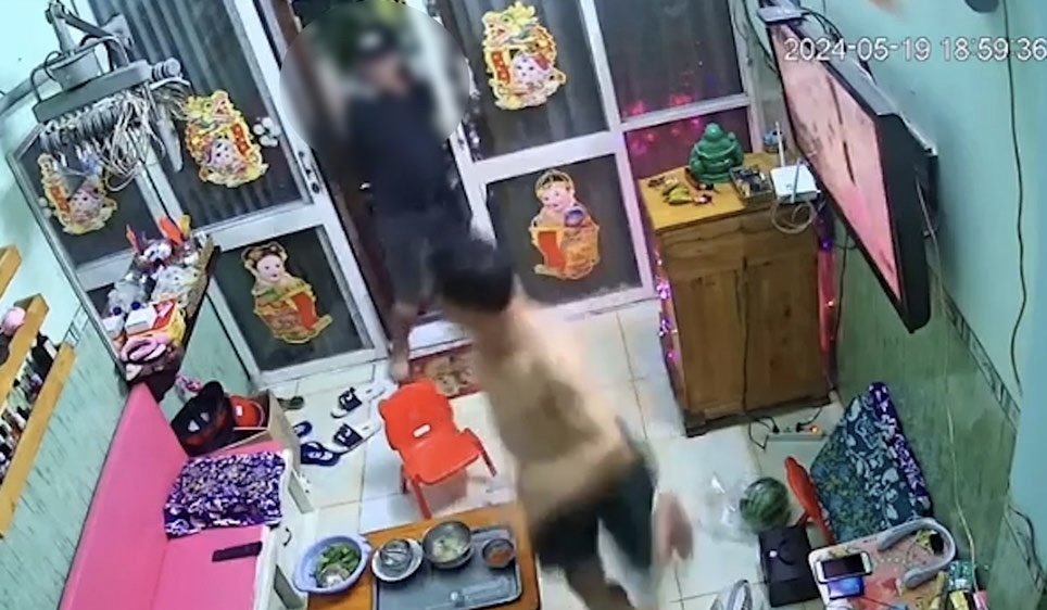 Xôn xao clip thanh niên cầm dao xông vào nhà dân để chém người tại Bình Định- Ảnh 1.