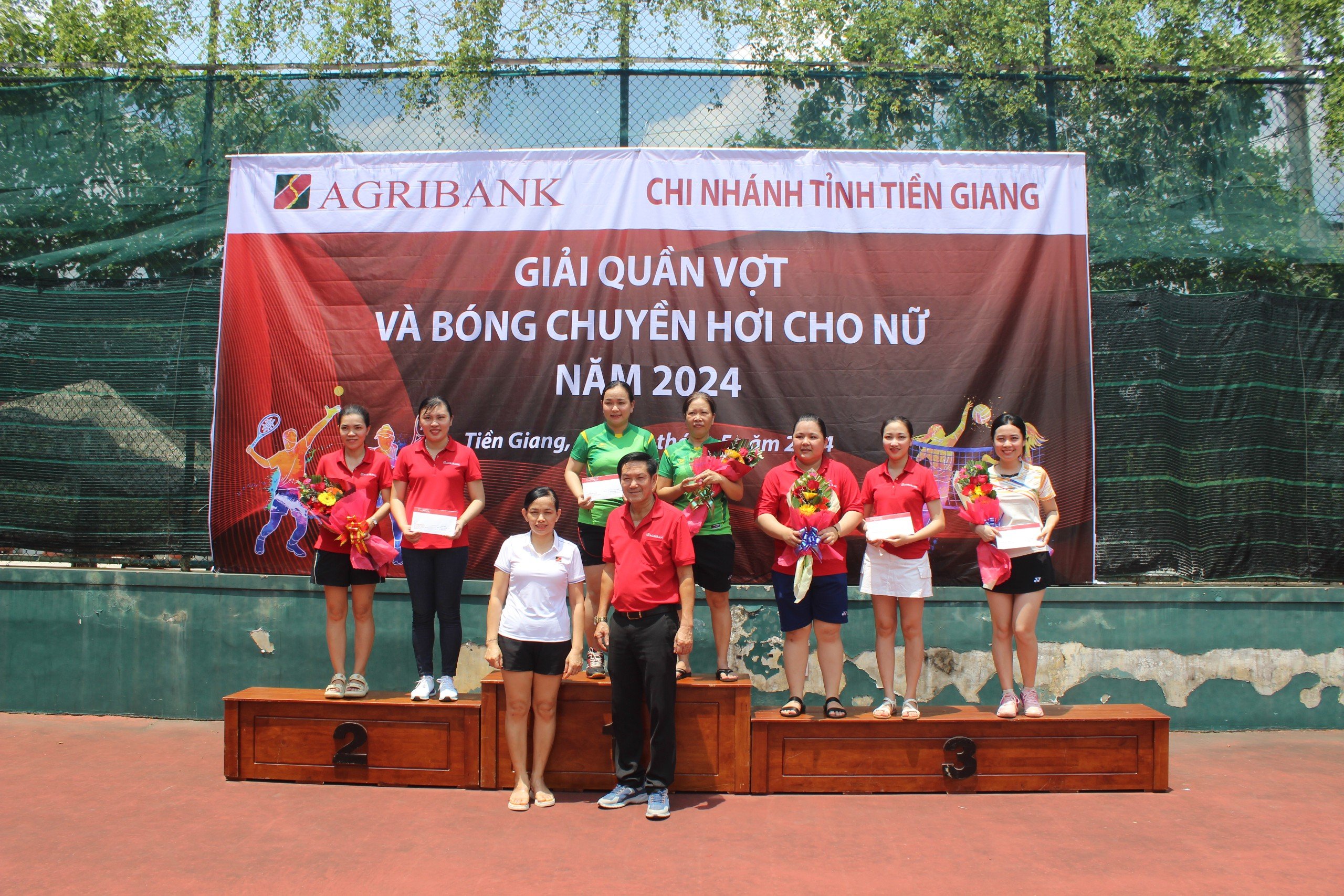Giải quần vợt và bóng chuyền hơi nữ năm 2024 Agribank Tiền Giang thành công tốt đẹp- Ảnh 1.