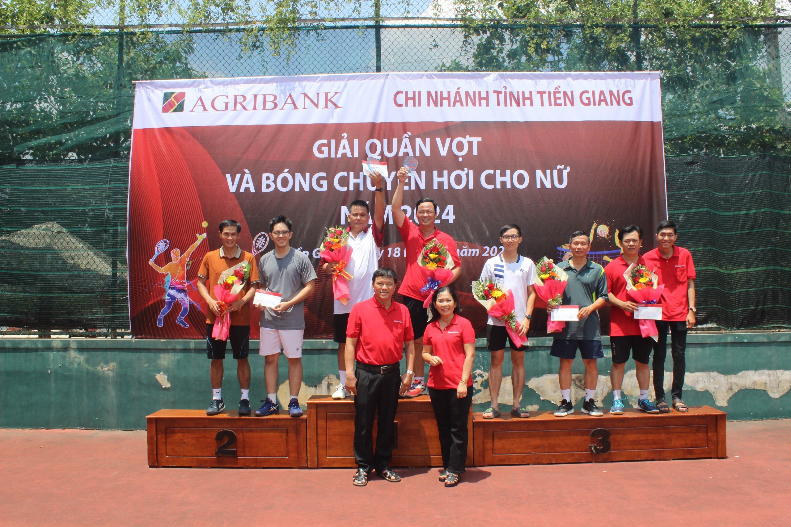 Giải quần vợt và bóng chuyền hơi nữ năm 2024 Agribank Tiền Giang thành công tốt đẹp- Ảnh 2.