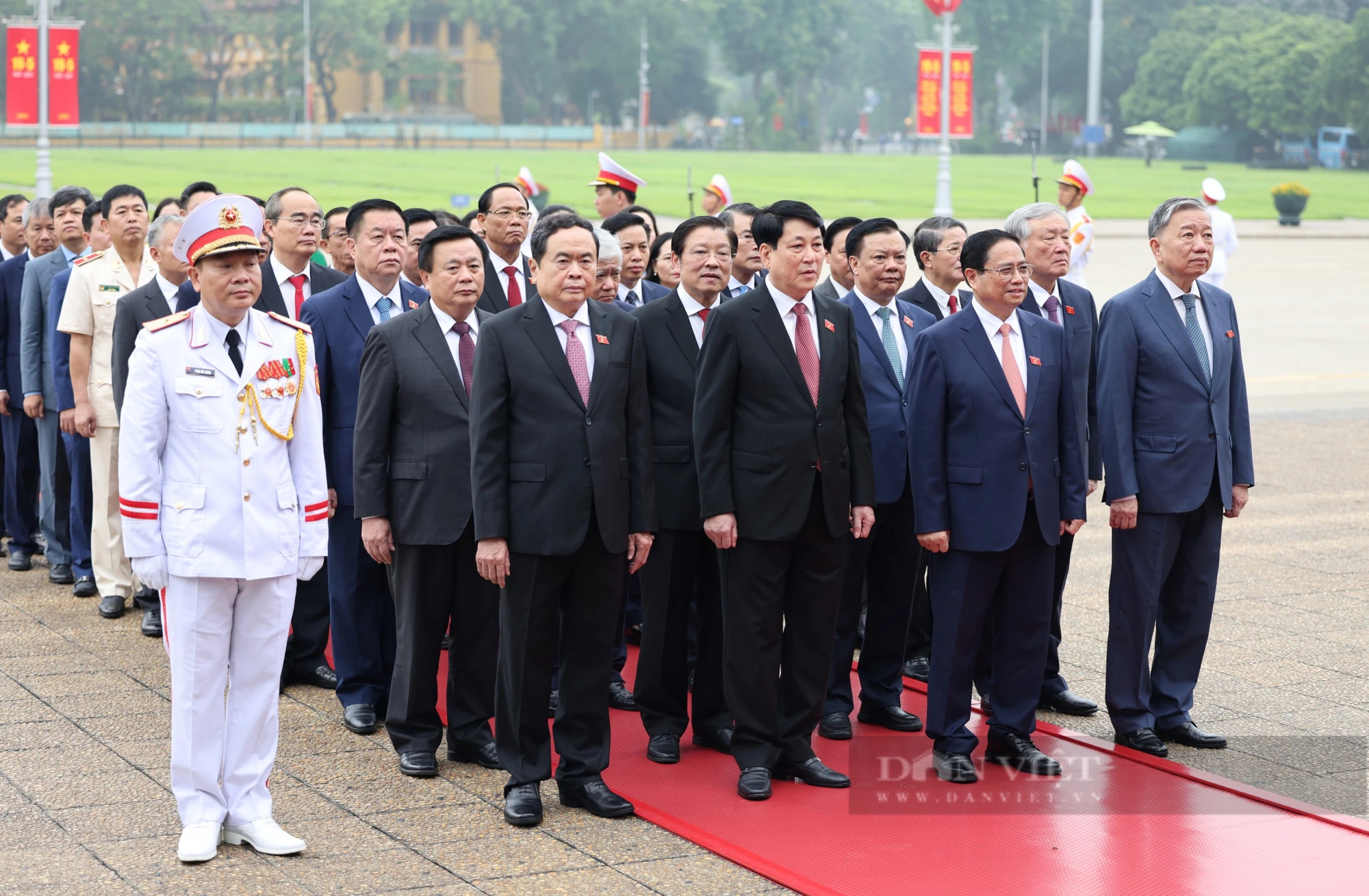 Hình ảnh Lãnh đạo Đảng, Nhà nước vào lăng viếng Bác trước giờ Quốc hội khai mạc Kỳ họp thứ 7- Ảnh 2.
