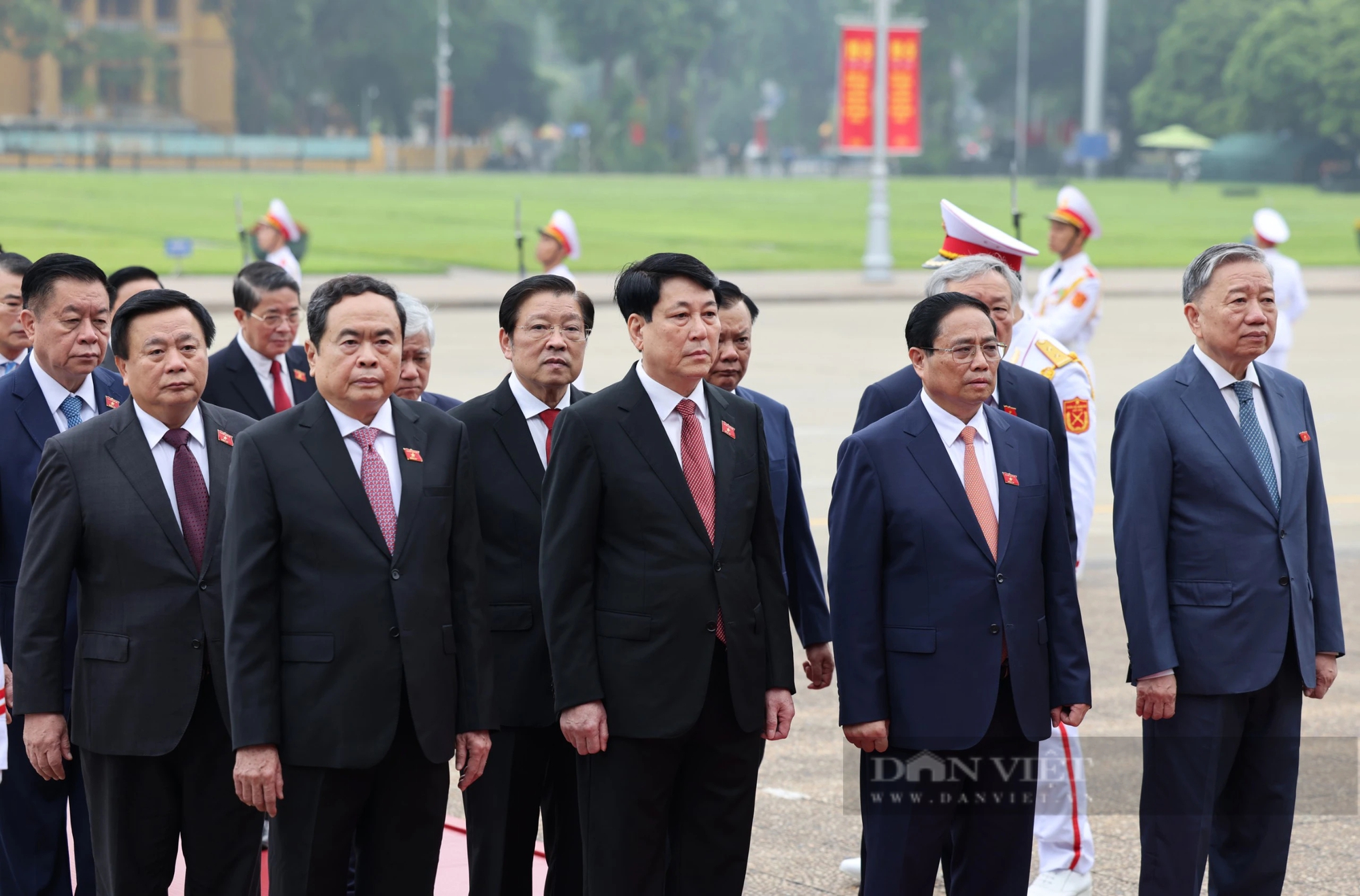 Hình ảnh Lãnh đạo Đảng, Nhà nước vào lăng viếng Bác trước giờ Quốc hội khai mạc Kỳ họp thứ 7- Ảnh 3.