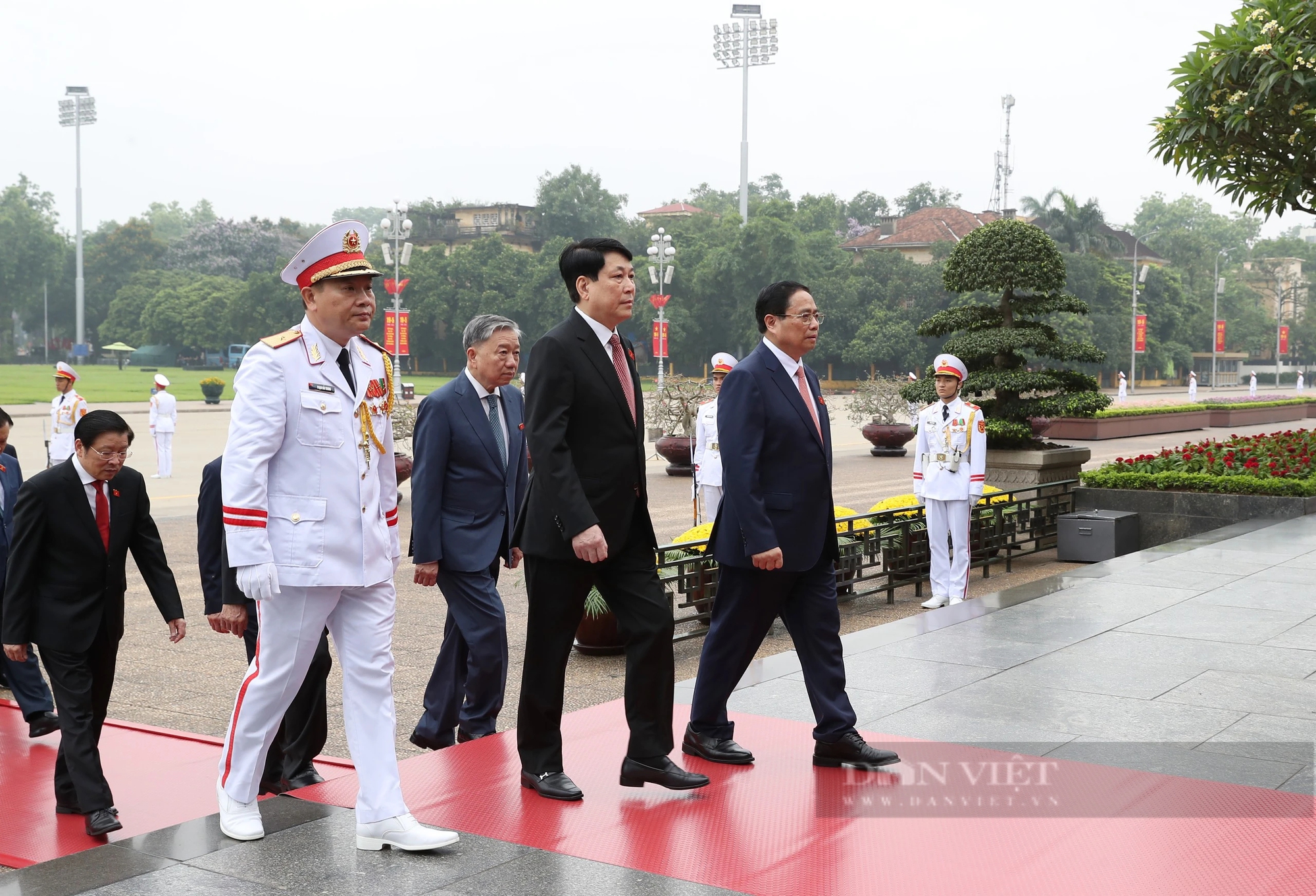 Hình ảnh Lãnh đạo Đảng, Nhà nước vào lăng viếng Bác trước giờ Quốc hội khai mạc Kỳ họp thứ 7- Ảnh 4.