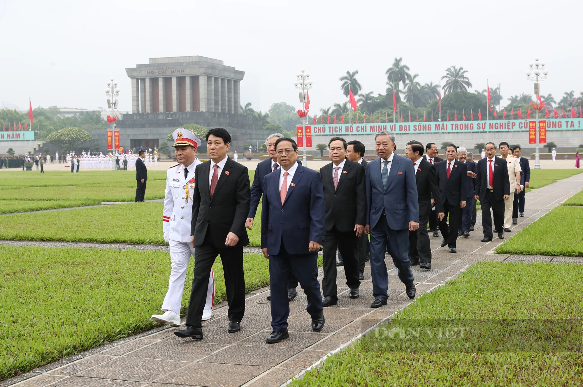 Hình ảnh Lãnh đạo Đảng, Nhà nước vào lăng viếng Bác trước giờ Quốc hội khai mạc Kỳ họp thứ 7- Ảnh 5.