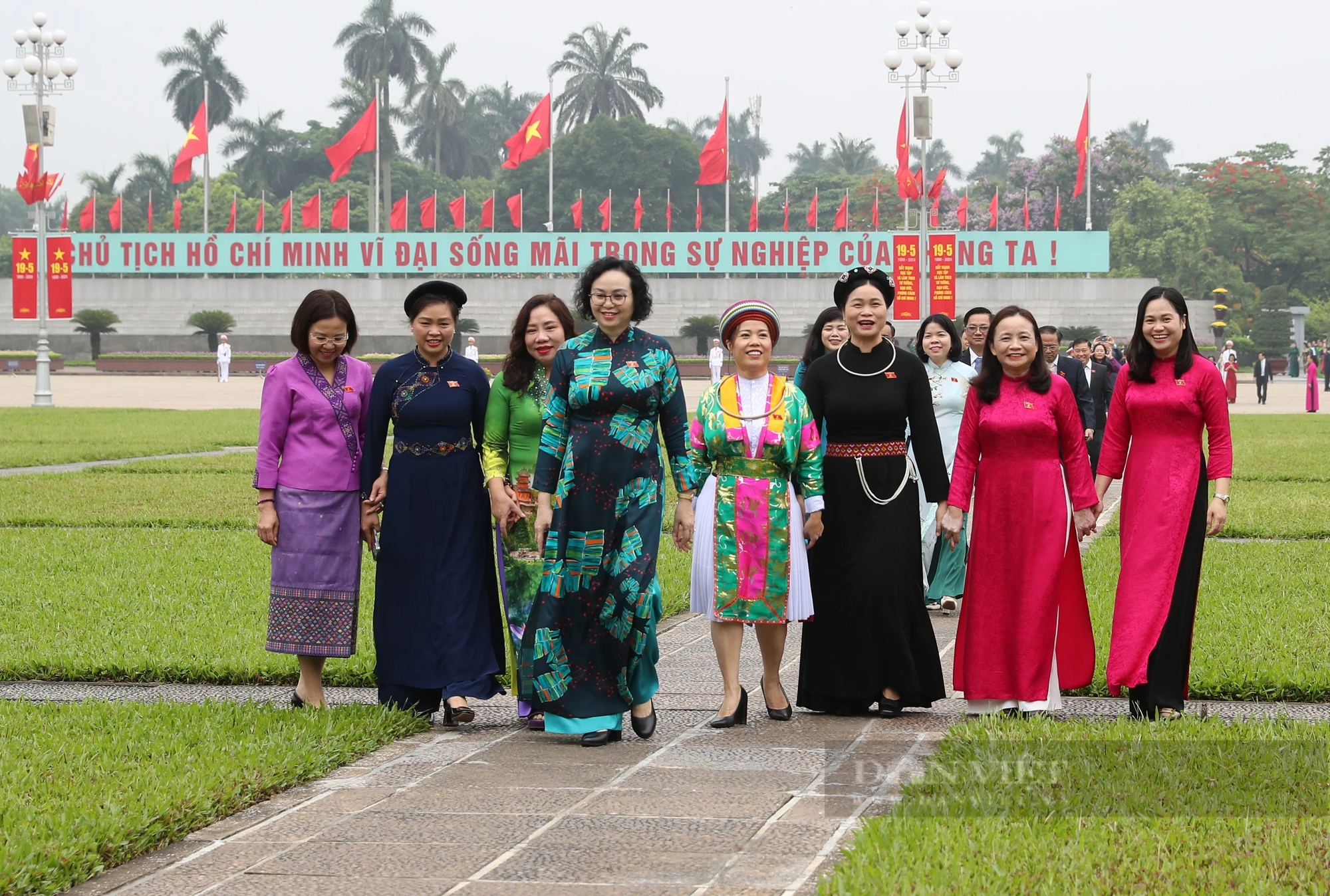 Hình ảnh Lãnh đạo Đảng, Nhà nước vào lăng viếng Bác trước giờ Quốc hội khai mạc Kỳ họp thứ 7- Ảnh 7.