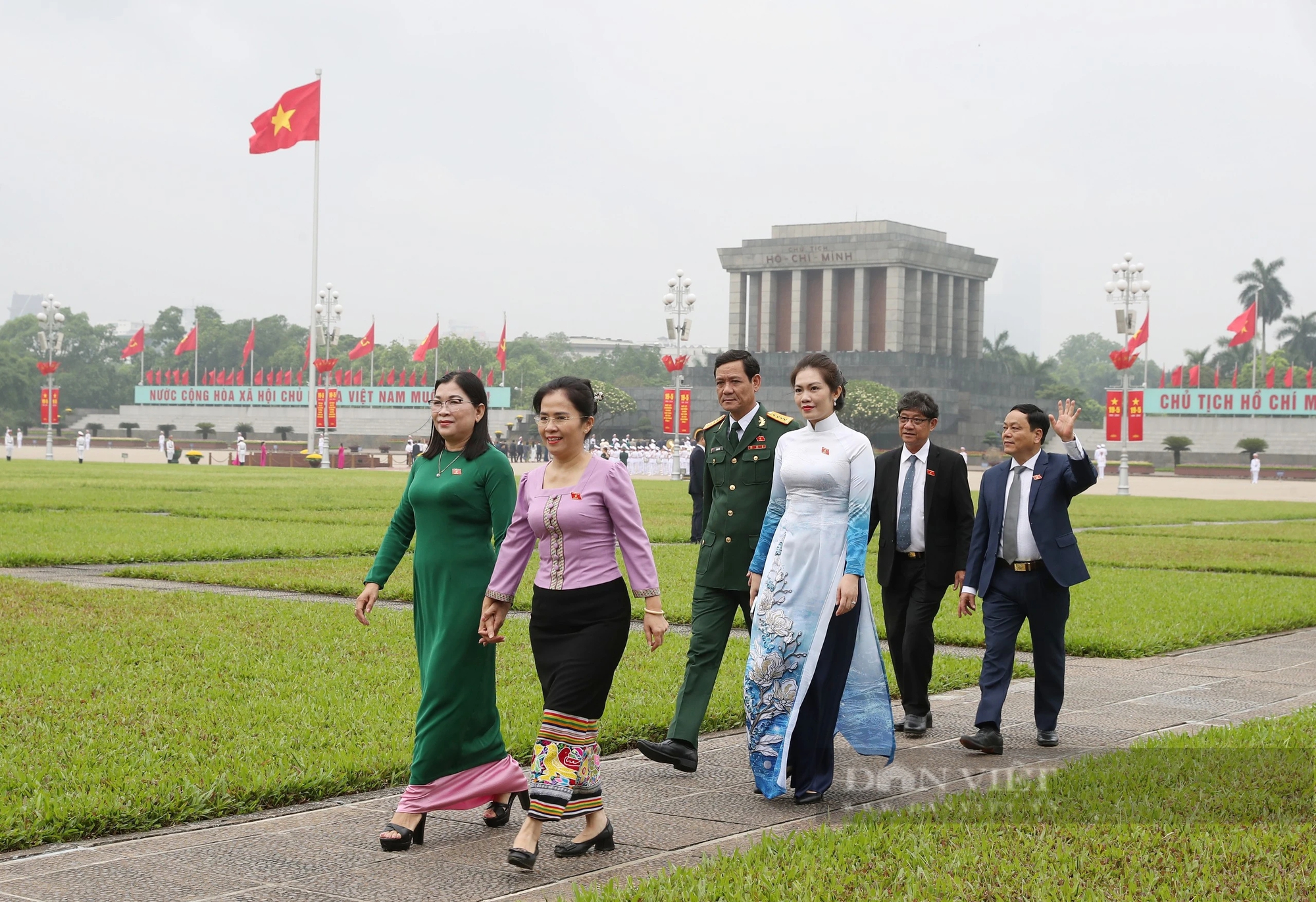Hình ảnh Lãnh đạo Đảng, Nhà nước vào lăng viếng Bác trước giờ Quốc hội khai mạc Kỳ họp thứ 7- Ảnh 8.