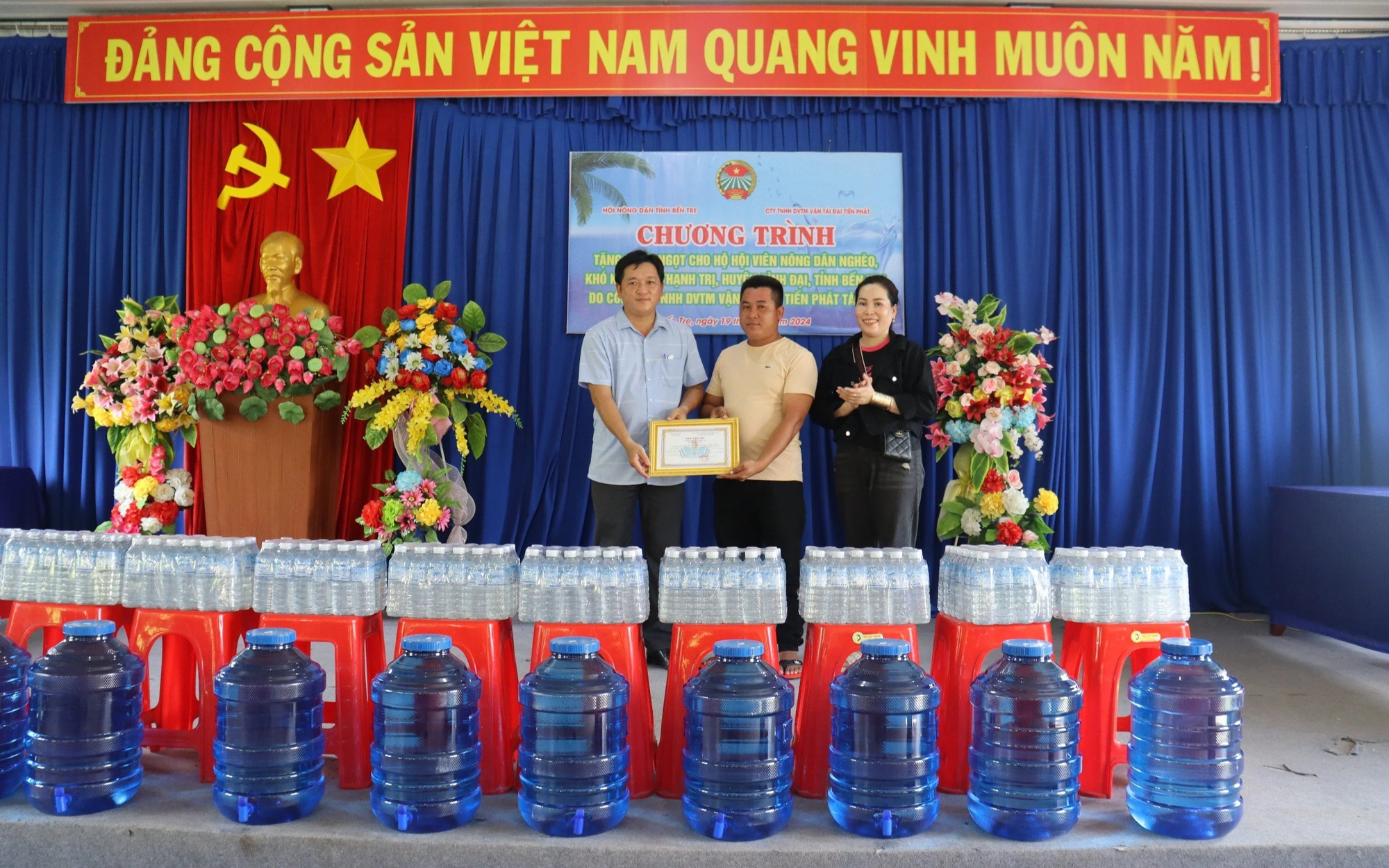 Hội Nông dân tỉnh Bến Tre trao nước ngọt cho nông dân huyện Bình Đại- Ảnh 3.